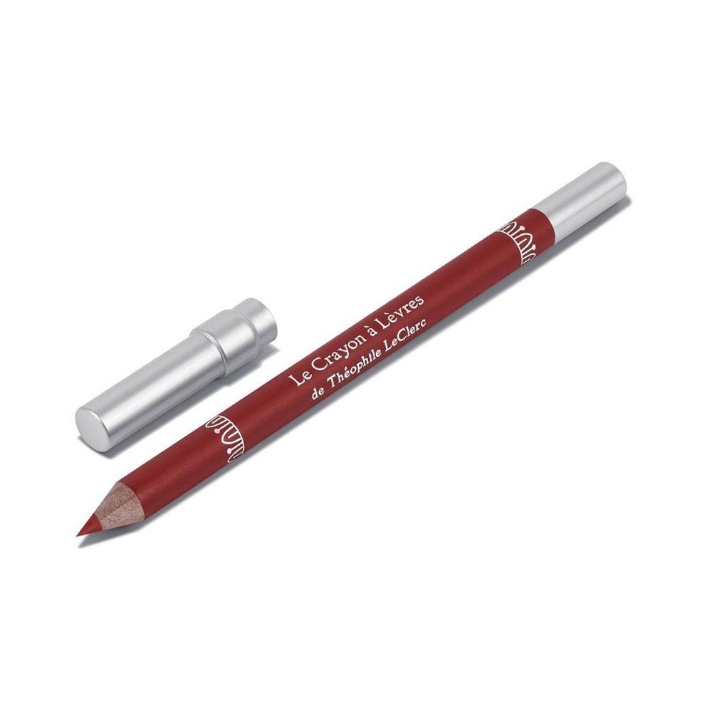 Crayon à lèvres et capuchon, brun-rouge, avec détails argentés. Texte: Le Crayon à Lèvres de Théophile LeClerc.