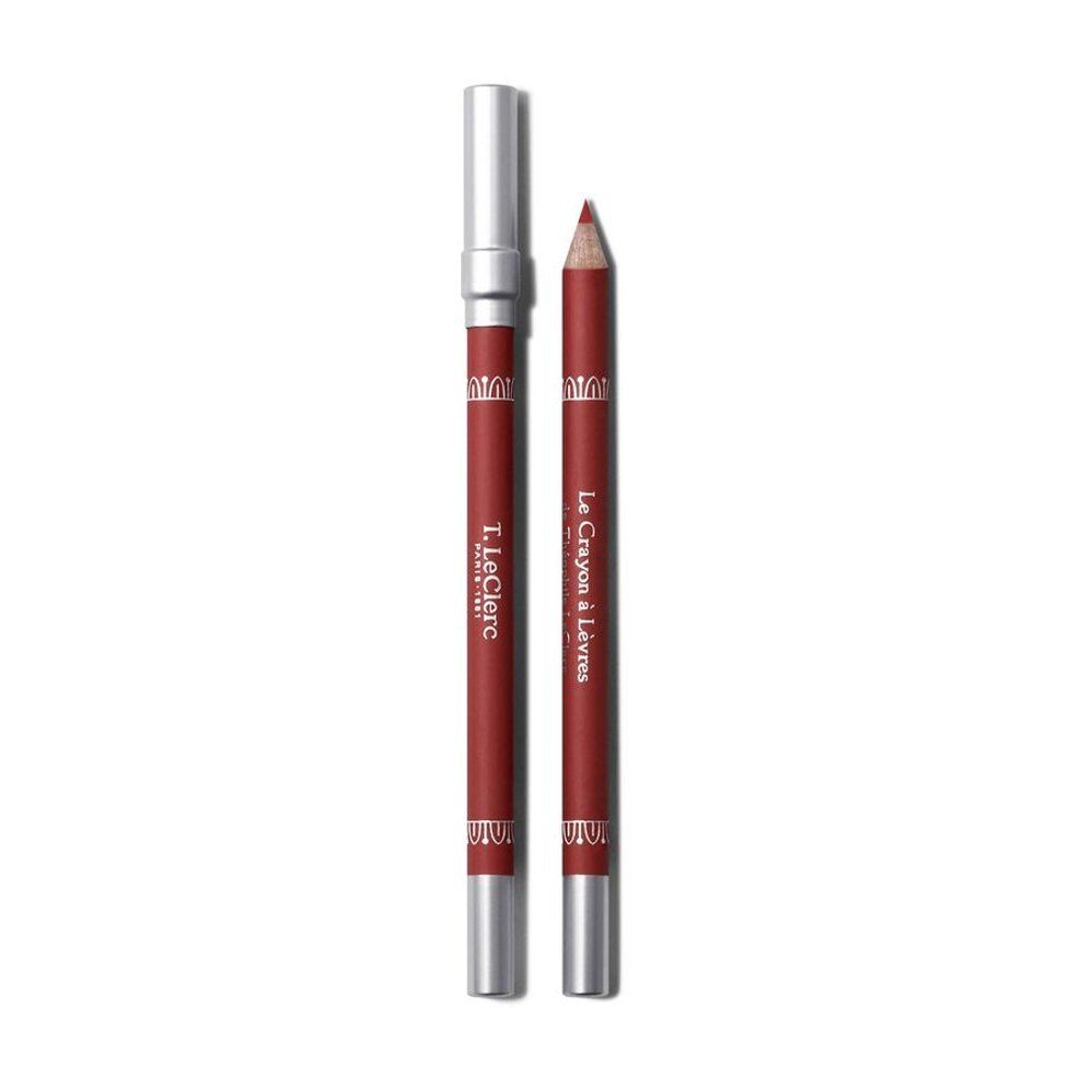 Crayon à lèvres et capuchon, brun-rouge, avec détails argentés. Texte: Le Crayon à Lèvres de Théophile LeClerc.