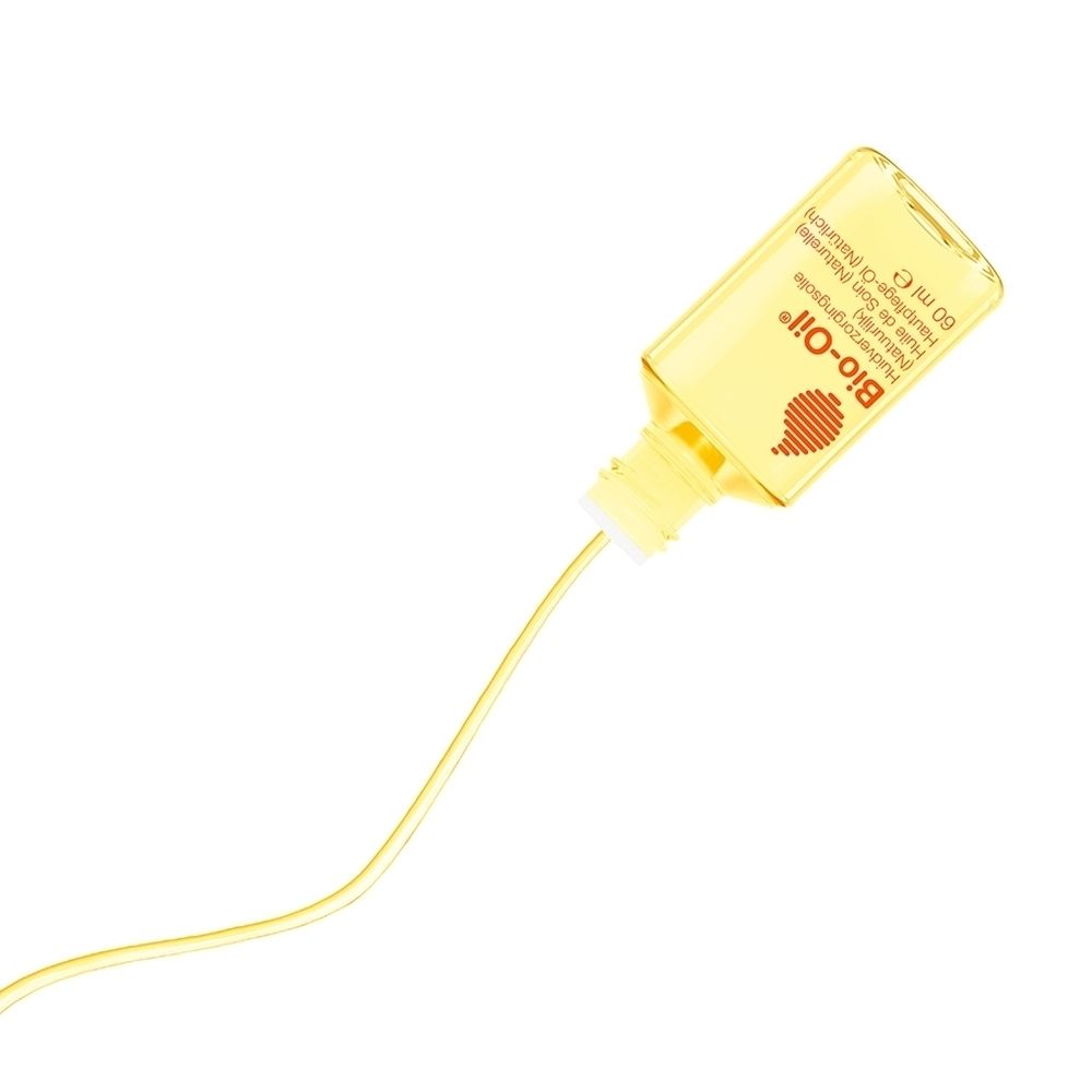 Flacon Bio-Oil avec bouchon blanc, rempli d'huile jaune. Logo orange-rouge et informations produit sur l'étiquette.