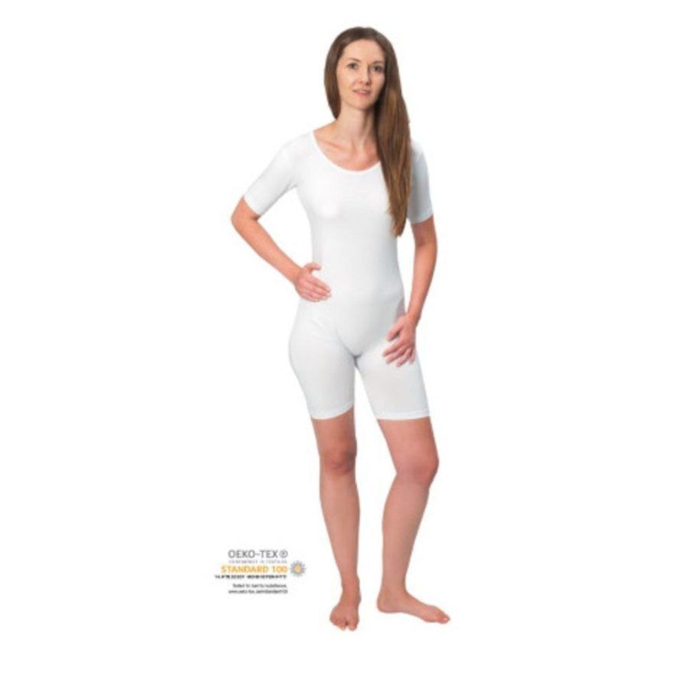Body de soin blanc à manches et jambes courtes. Femme debout de côté.