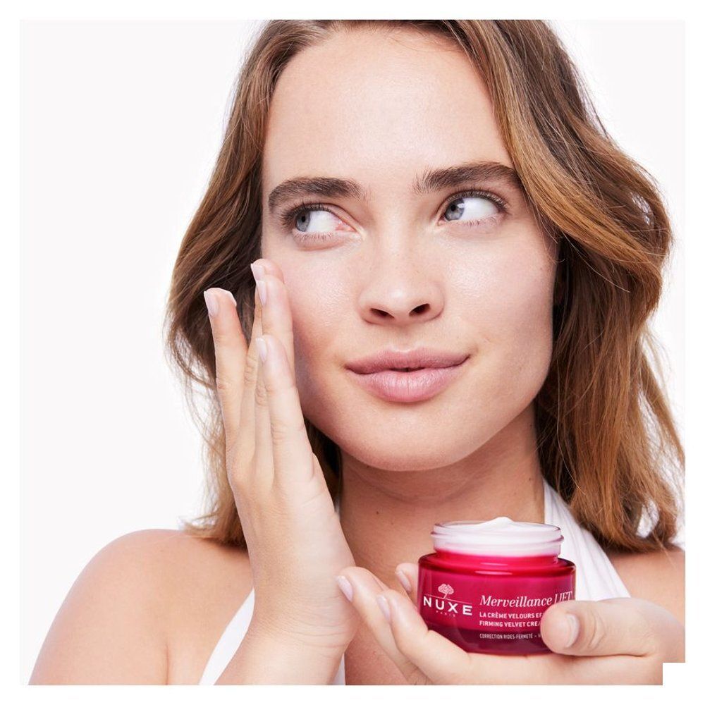 Pot Nuxe Merveillance Lift Crème Velours Effet Liftant avec couvercle argenté et corps rouge.
