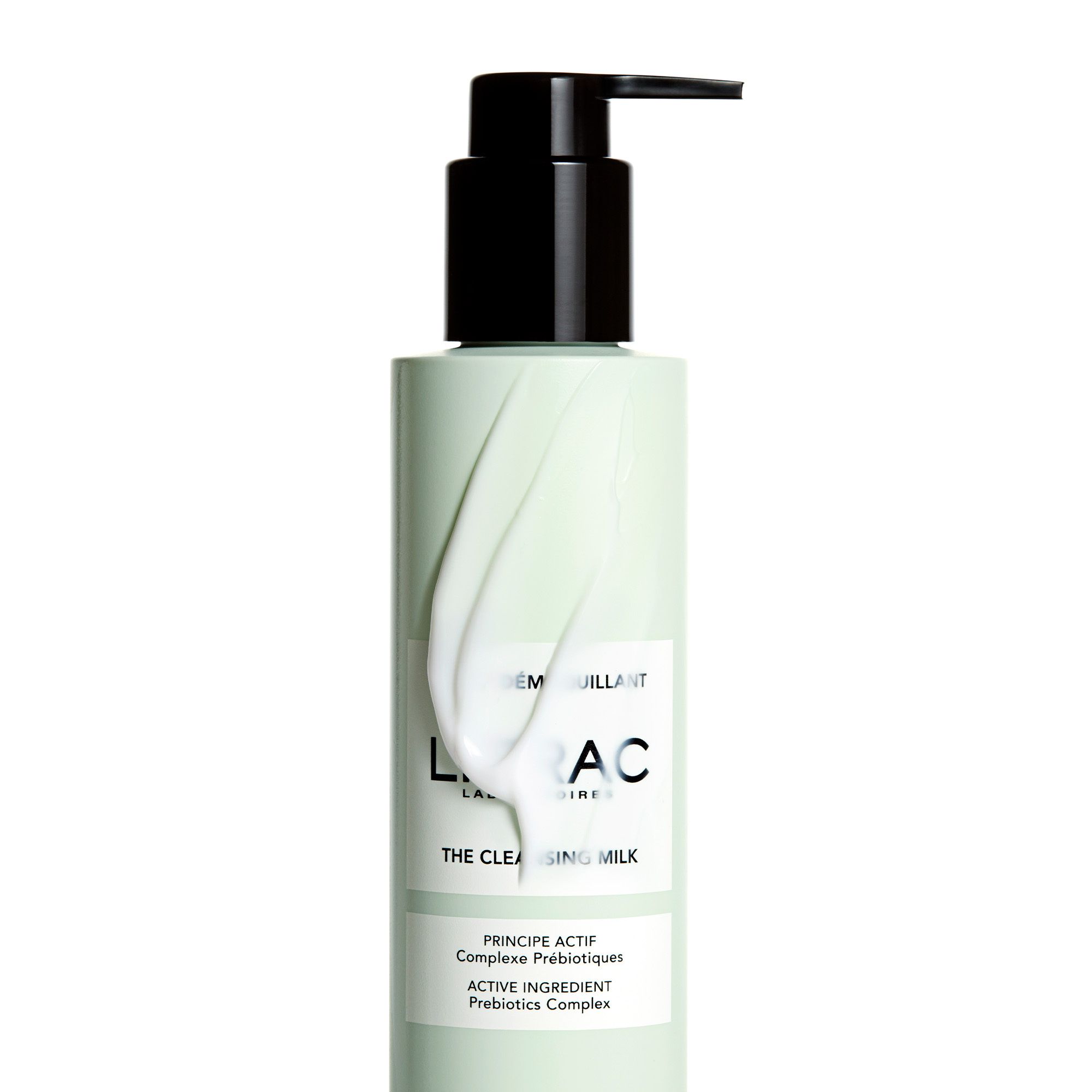 Flacon vert clair avec pompe noire. Inscription : LIERAC, Le Lait démaquillant, The Cleansing Milk. Application de crème.