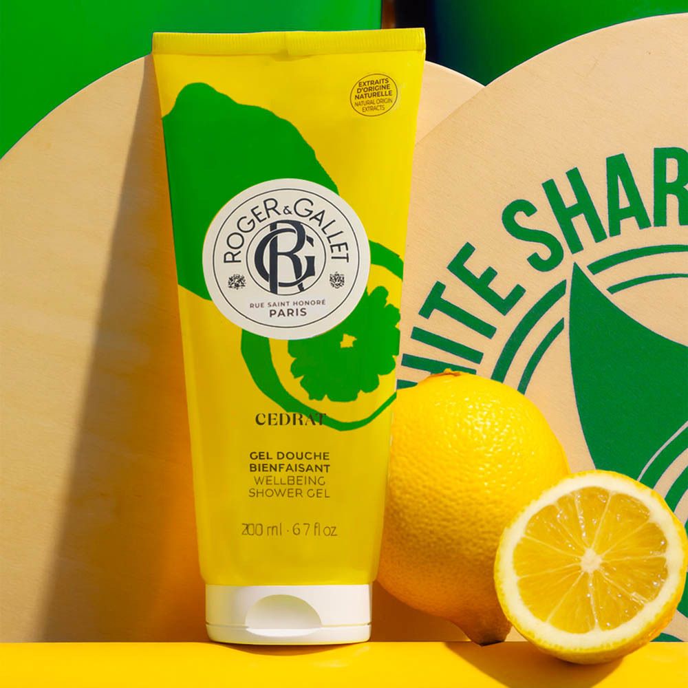 Tube jaune Roger & Gallet Cédrat. Gel douche bienfaisant. Décor citron.