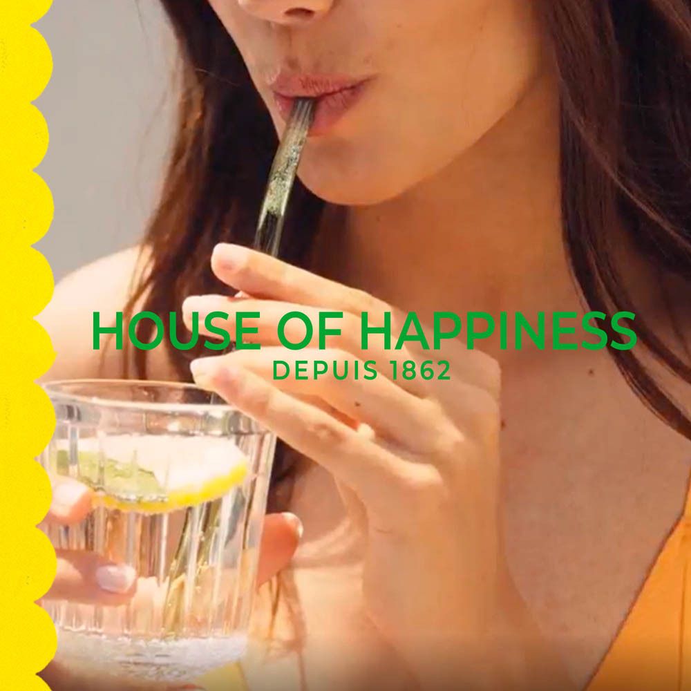 Femme avec lunettes de soleil et citron. Texte: Délicieusement Parfumé. Cédrat, Cardamone, Bois de Gaïac.