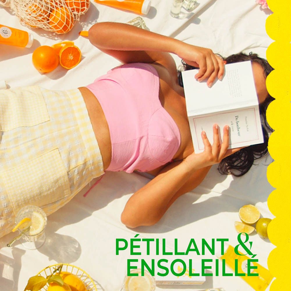 Fleurs dans des bulles de savon. Texte: Base Lavante d'origine végétale. Enrichi en Aloe Vera. Made in France.