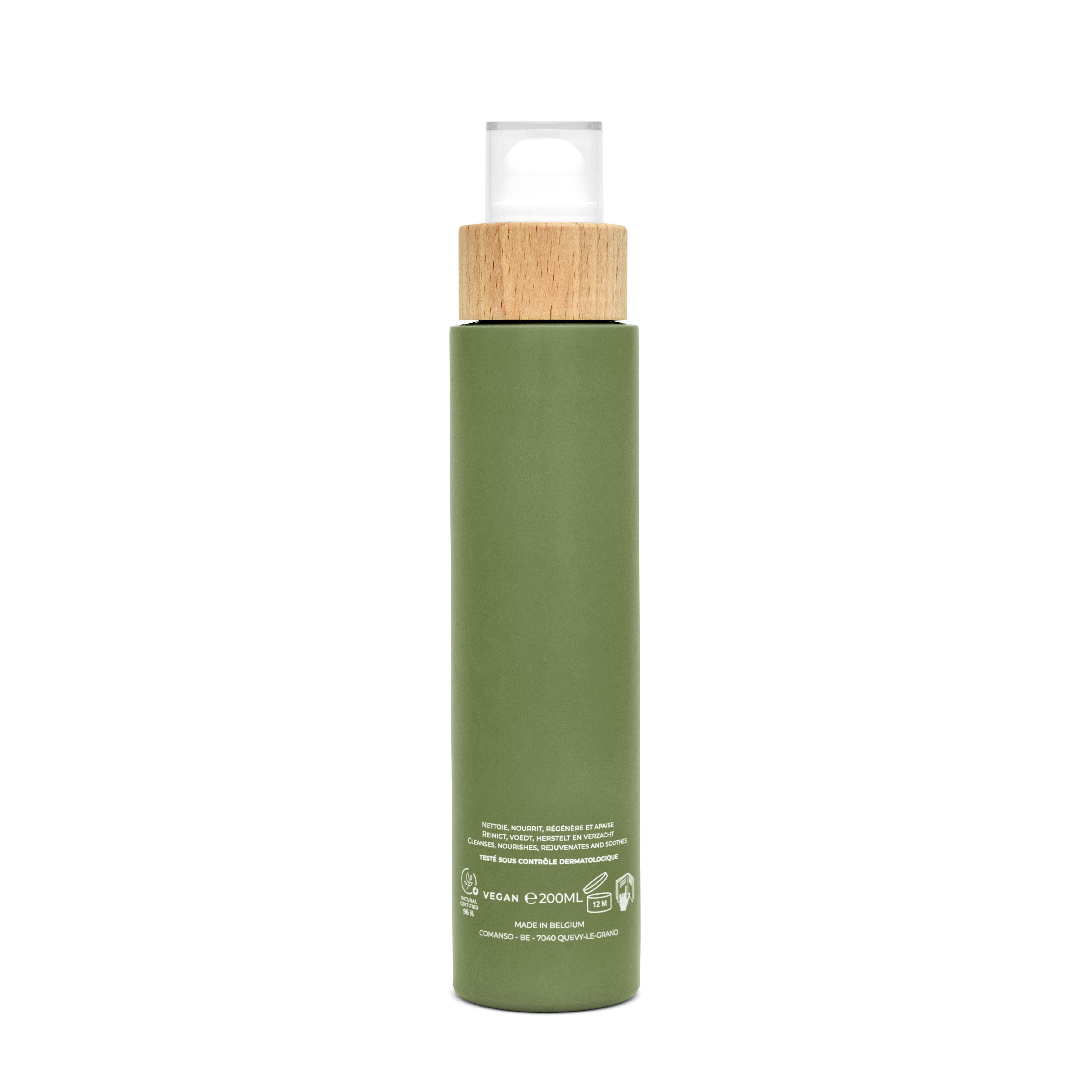 Flacon vert avec bouchon pulvérisateur et couvercle en bois. Inscription: Maison Éole. Dos avec texte et logo Vegan.