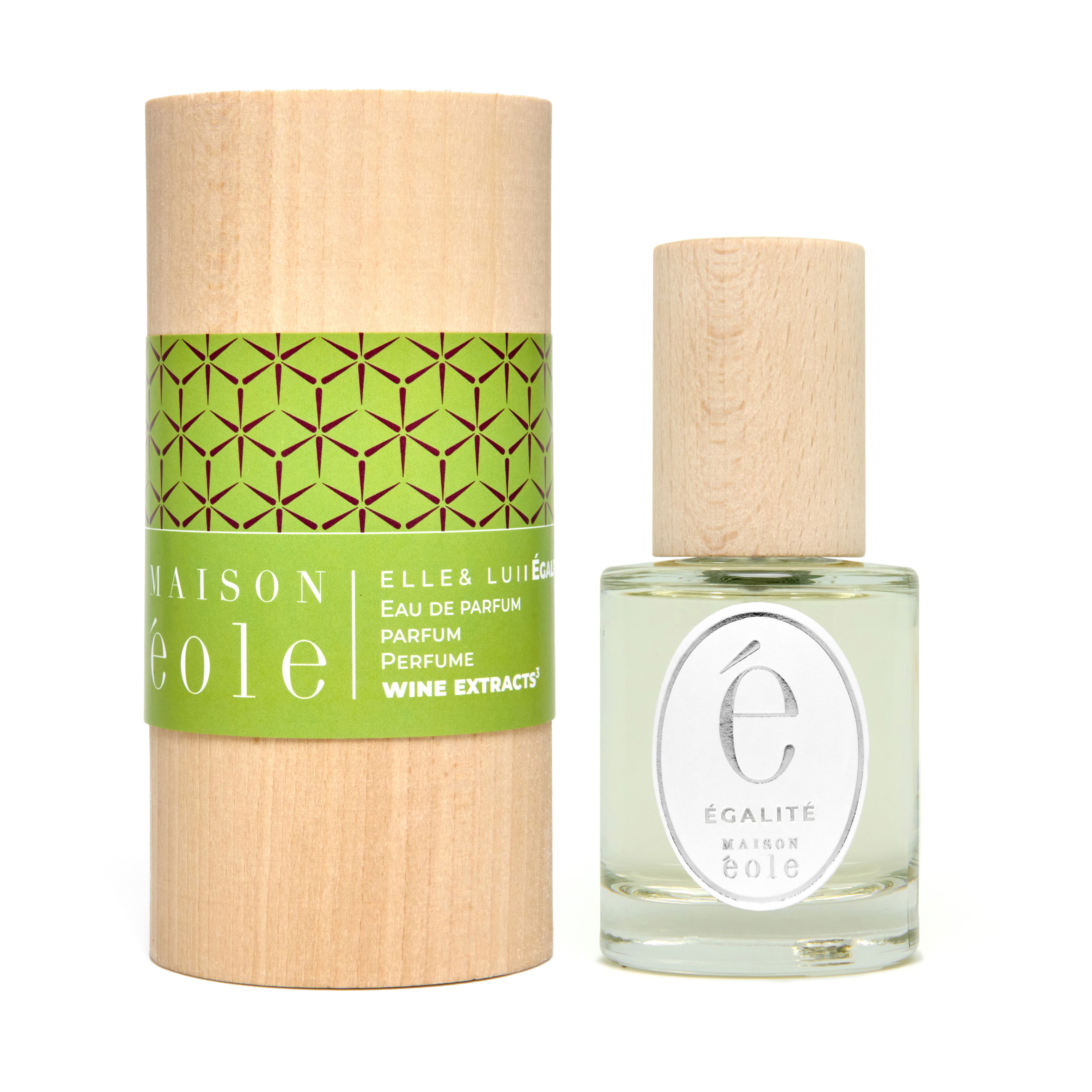 Flacon de parfum et emballage. Maison Éole sur l'emballage. Égalité sur l'étiquette.