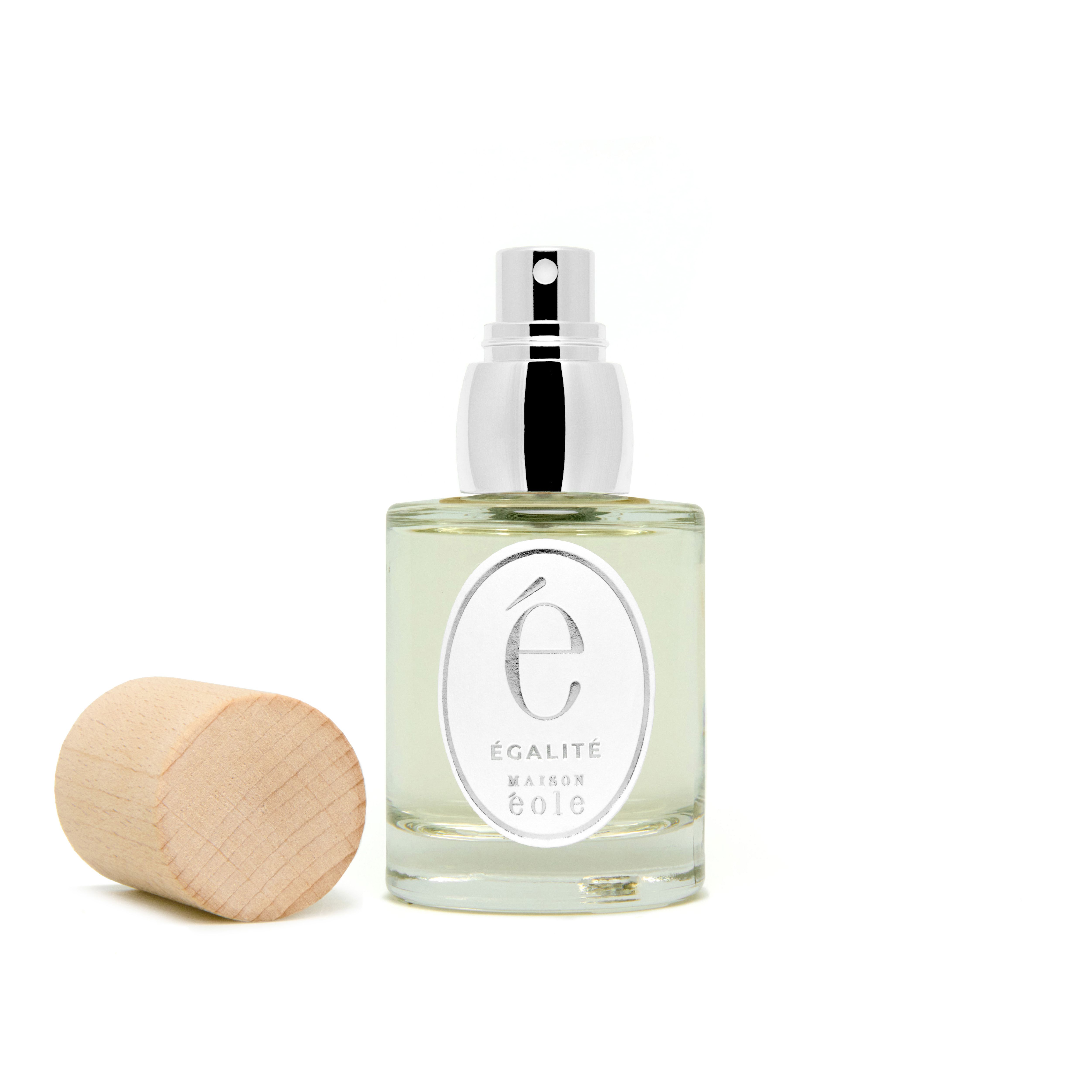 Flacon de parfum avec vaporisateur et bouchon en bois. Égalité et Maison Éole sur l'étiquette.