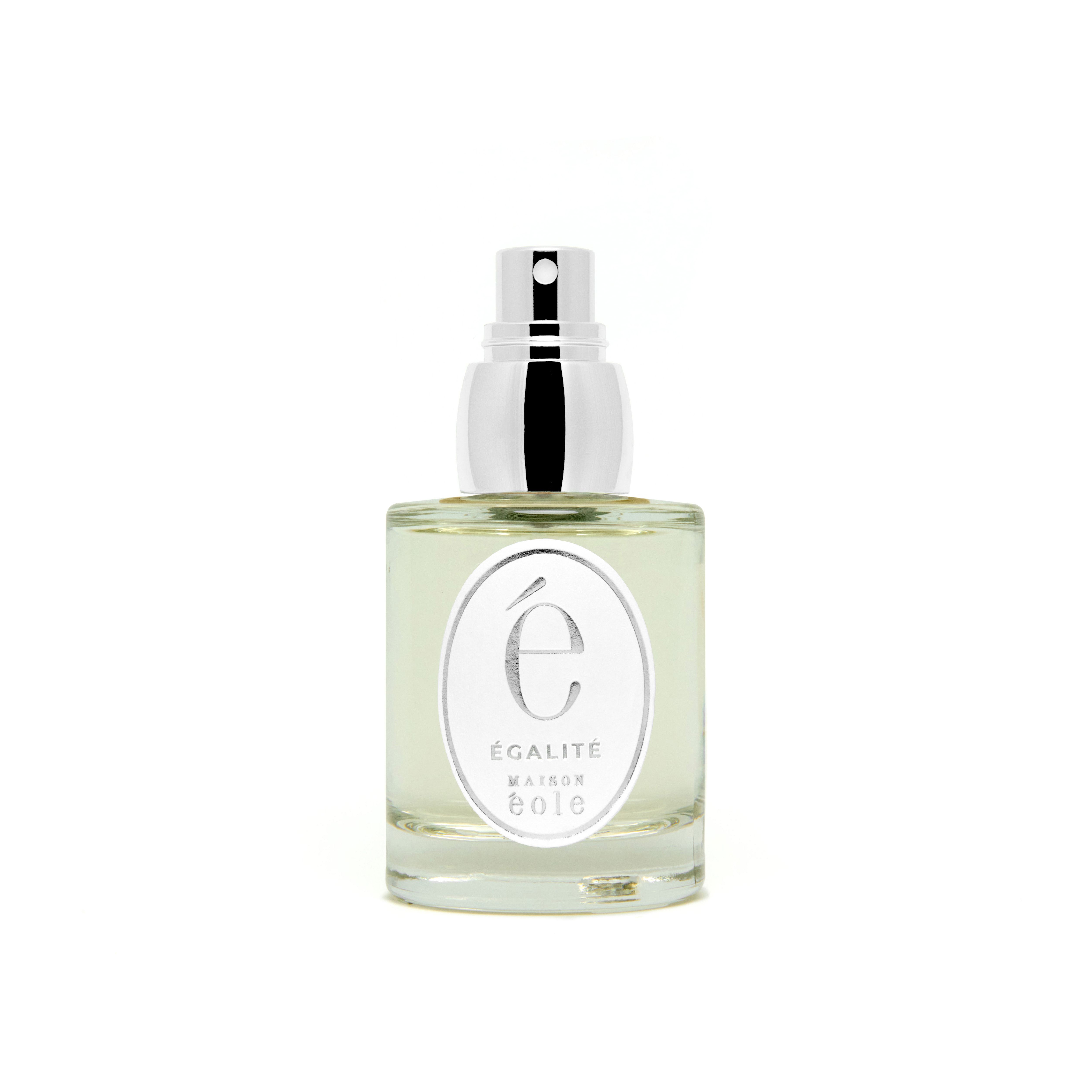Flacon de parfum avec vaporisateur. Égalité et Maison Éole sur l'étiquette.