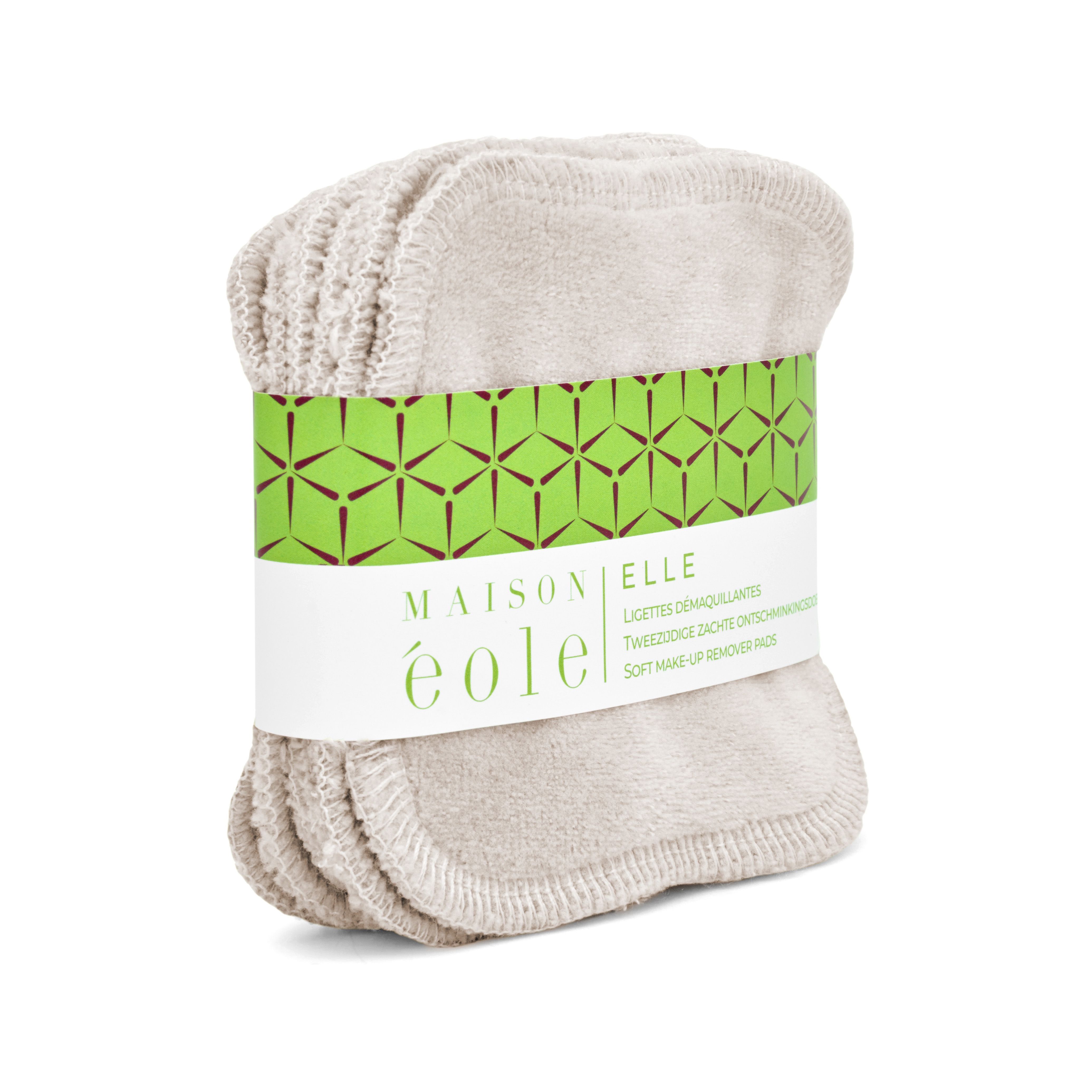Stapel Abschminkpads, mit grünem Band. Aufschrift: Maison Éole, ELLE, Lingettes Démaquillantes. Seitliche Ansicht.