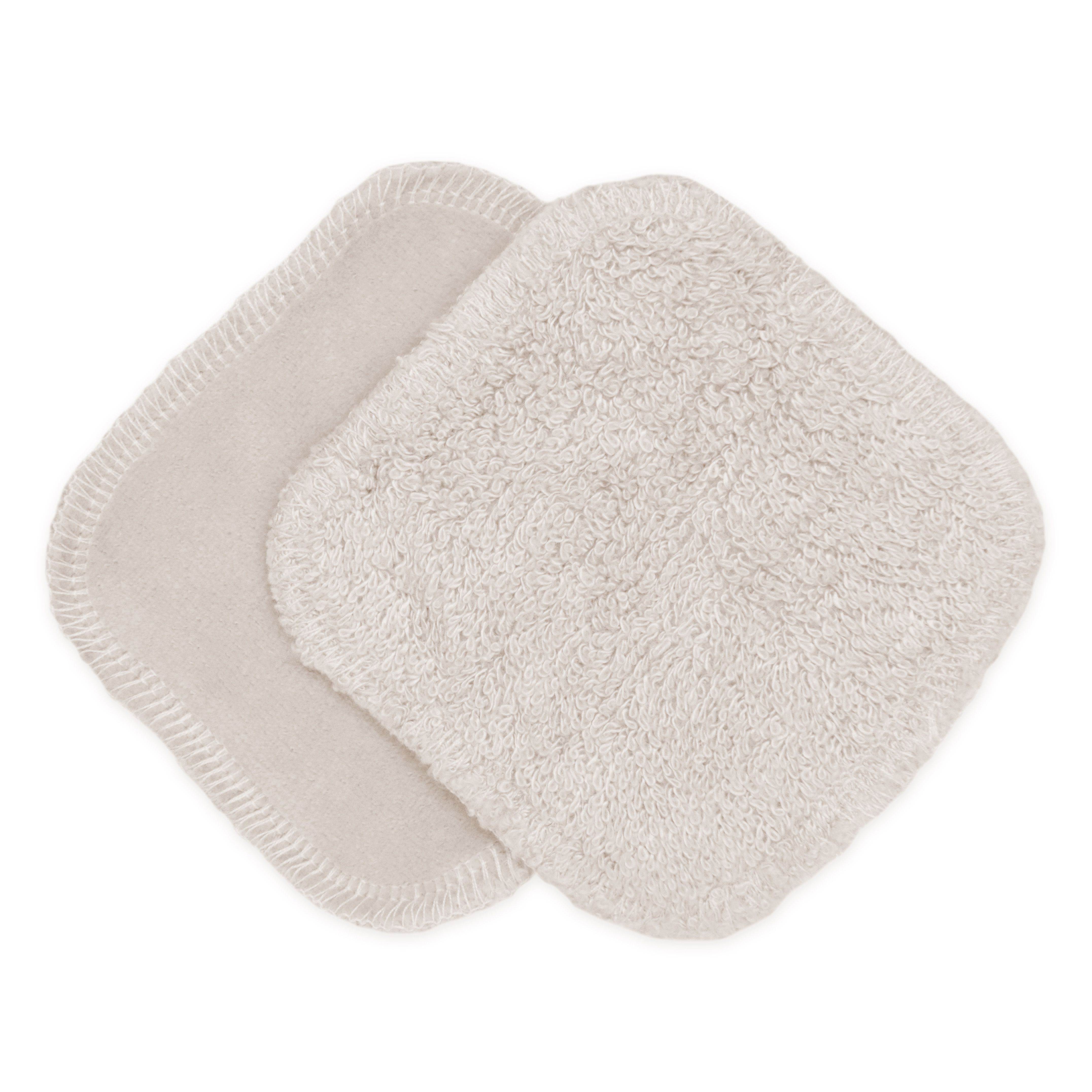 Zwei Abschminkpads. Quadratisch, beige, mit abgerundeten Ecken. Eine Seite mit Naht.
