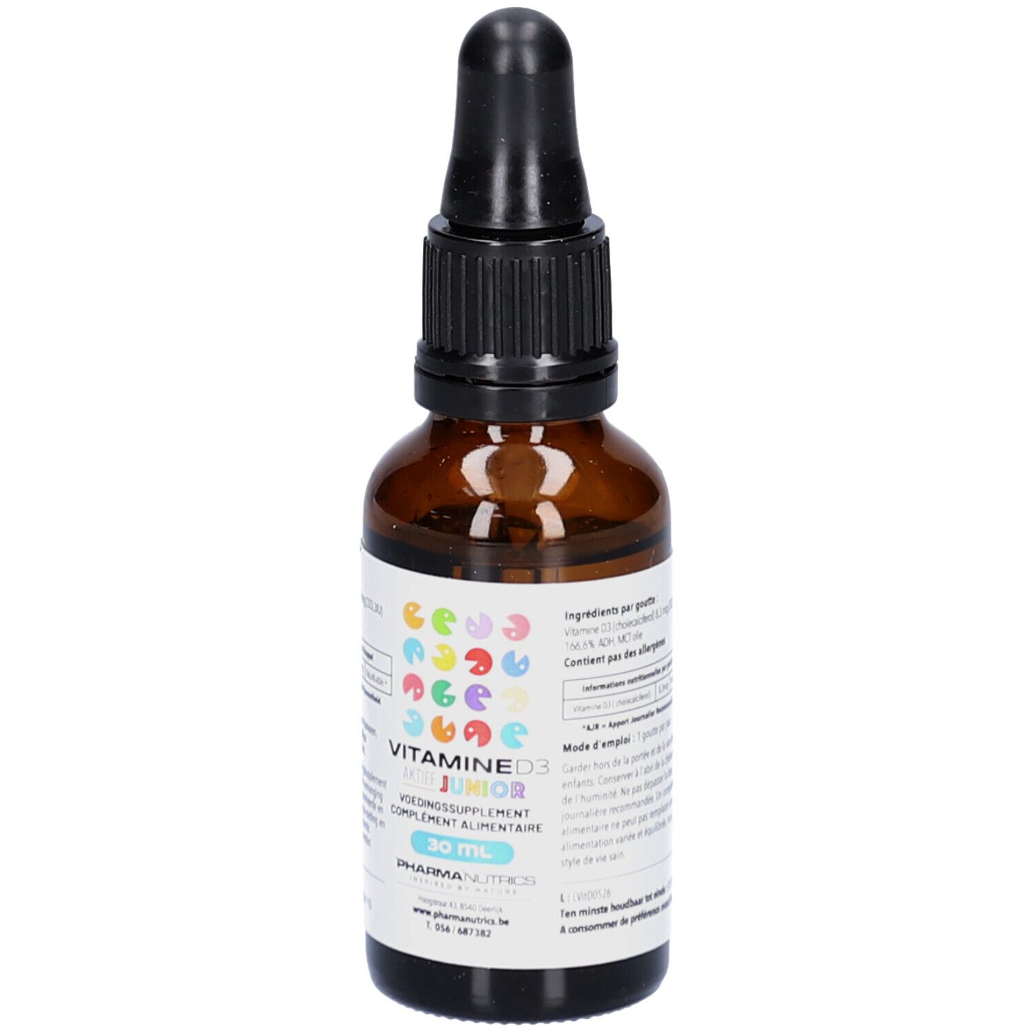 Braune Glasflasche mit schwarzem Verschluss und Pipette. Etikett mit Produktinformationen. PharmaNutrics Vitamine D3 Active Junior.