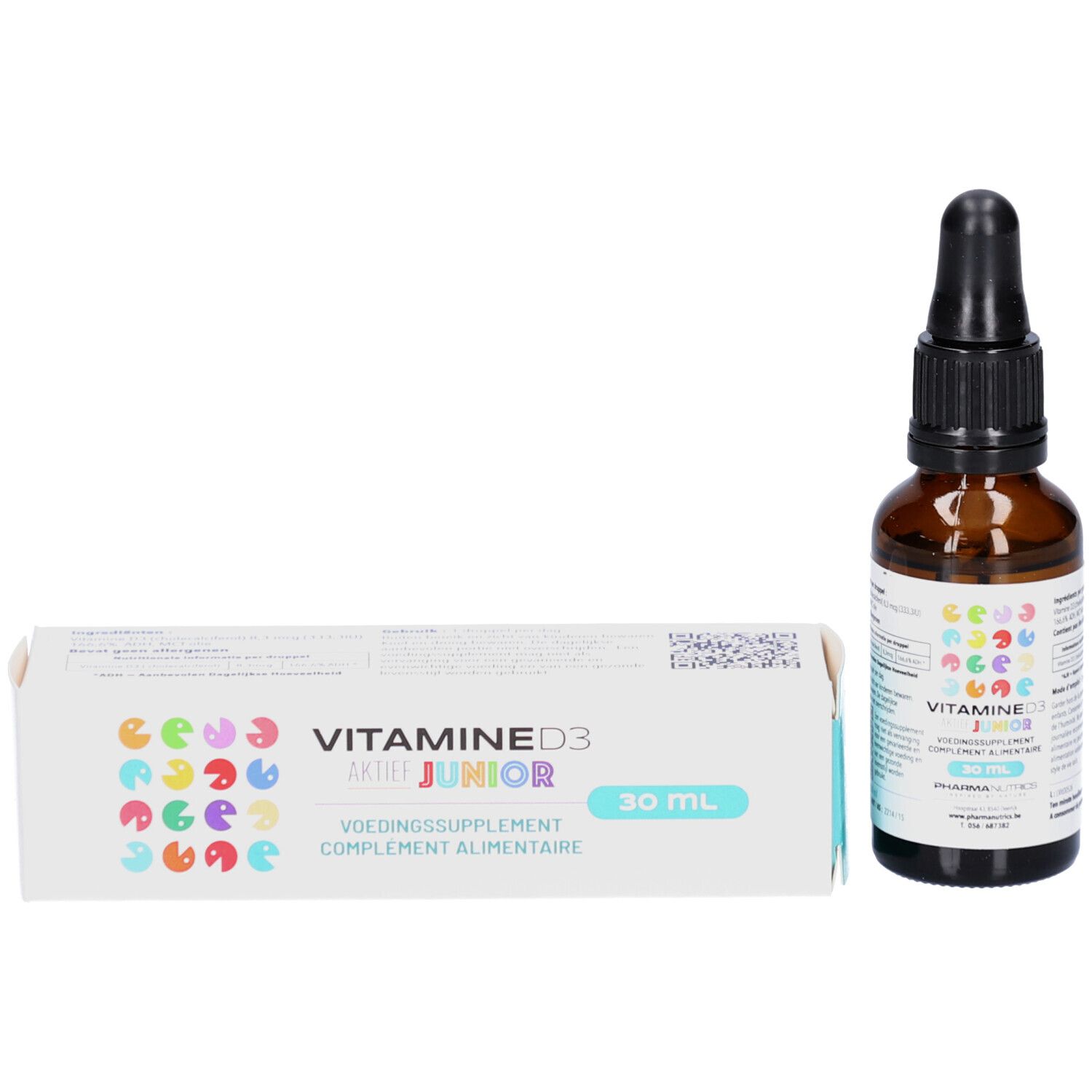 Braune Glasflasche mit schwarzem Verschluss und Pipette neben einer weißen Schachtel. PharmaNutrics Vitamine D3 Active Junior.