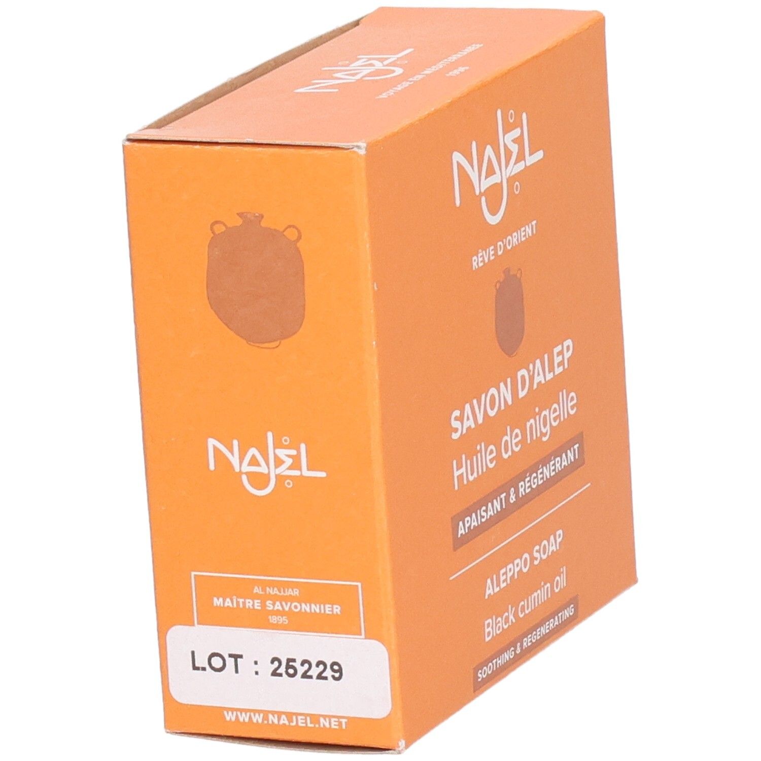Orangefarbene Schachtel mit Produktnamen und Logo. Text: Savon d'Alep, Huile de nigelle, Aleppo Soap. Chargennummer 25229.
