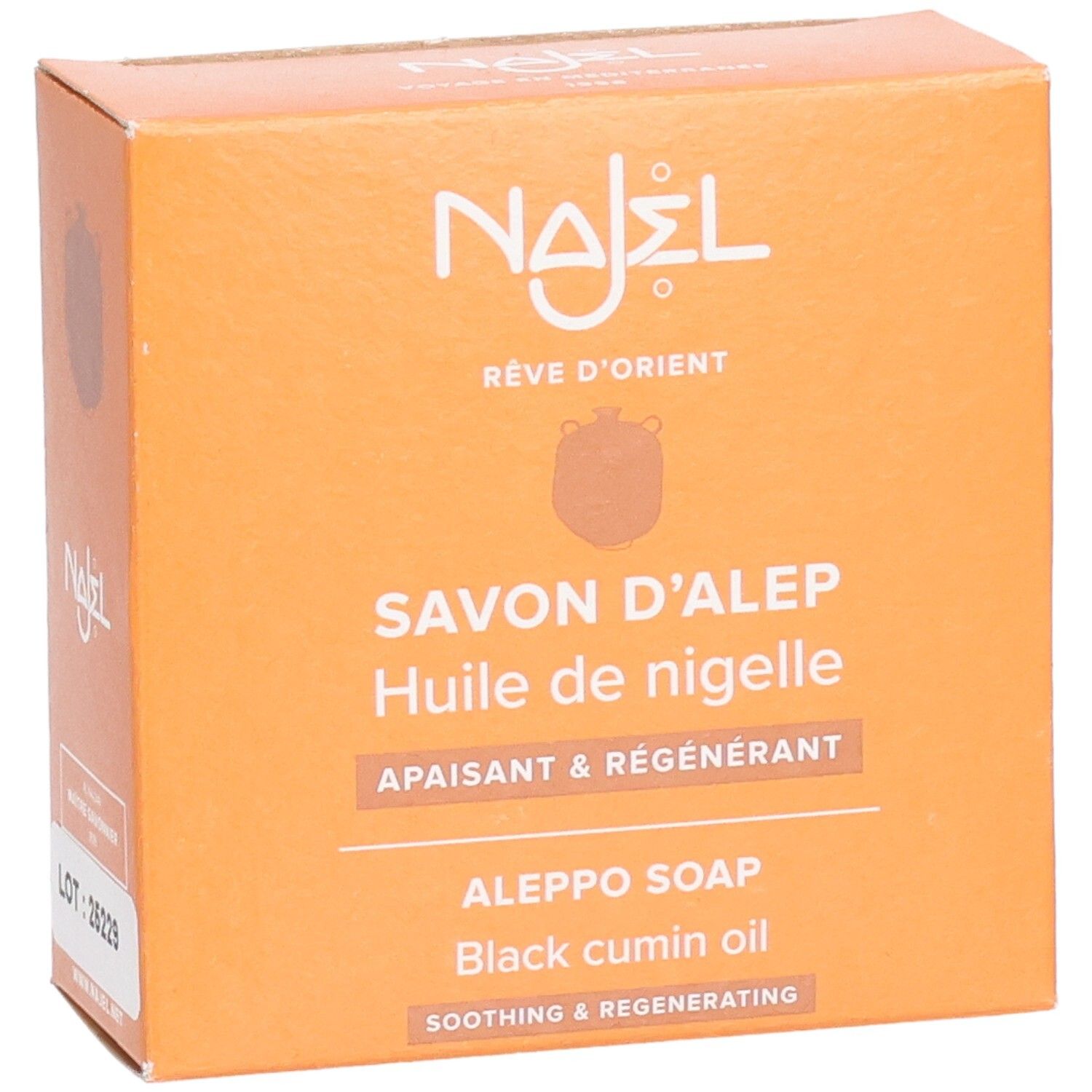 Orangefarbene Schachtel mit Produktnamen und Logo. Text: Savon d'Alep, Huile de nigelle, Aleppo Soap. Chargennummer 25229.