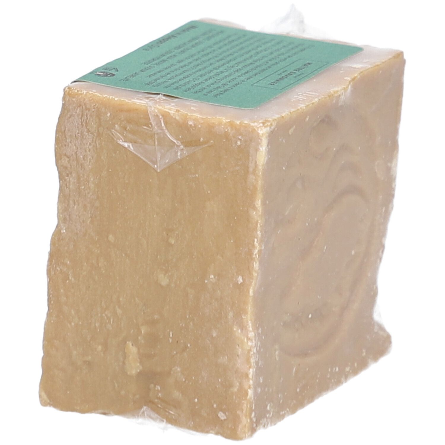 Blockseife in Folie verpackt. Die Seife hat eine unregelmäßige Form.