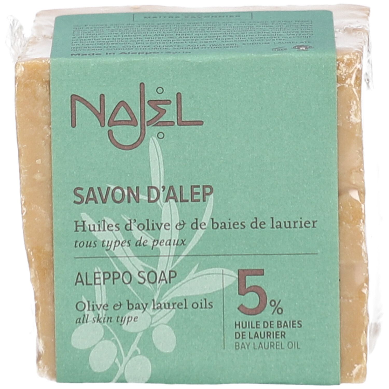 Blockseife in Folie verpackt. Auf der Verpackung steht "NAJEL Savon d'Alep 5%" und "Aleppo Soap".
