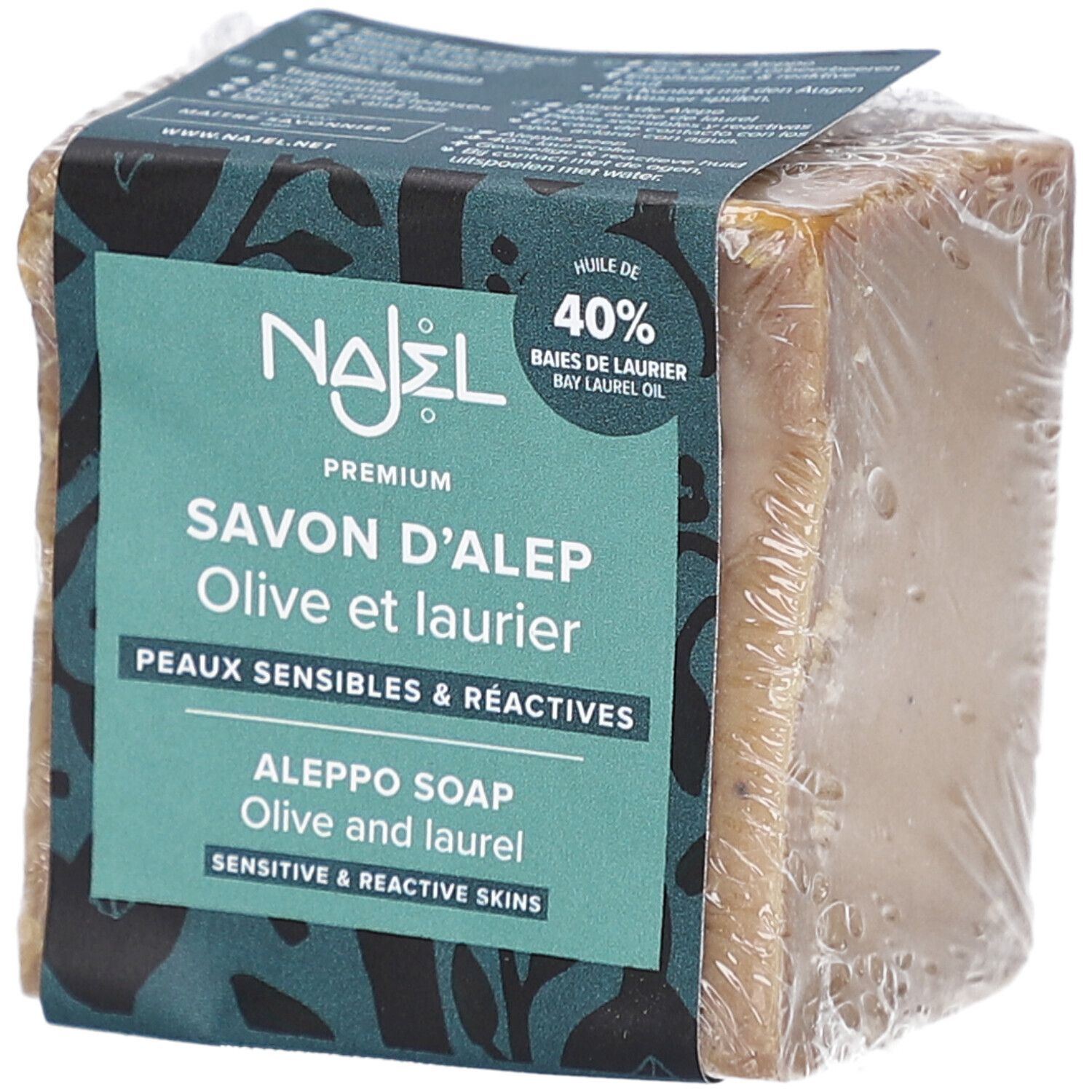 Quadratischer Seifenblock in Folie verpackt. Auf der Verpackung steht "Najel Savon d'Alep Olive et Laurier".