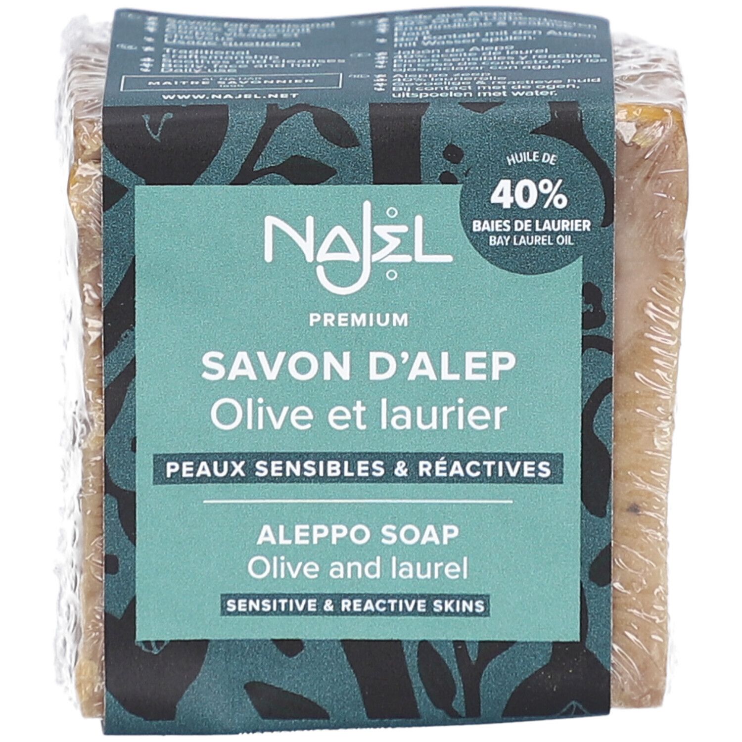 Quadratischer Seifenblock in Folie verpackt. Auf der Verpackung steht "Najel Savon d'Alep Olive et Laurier".