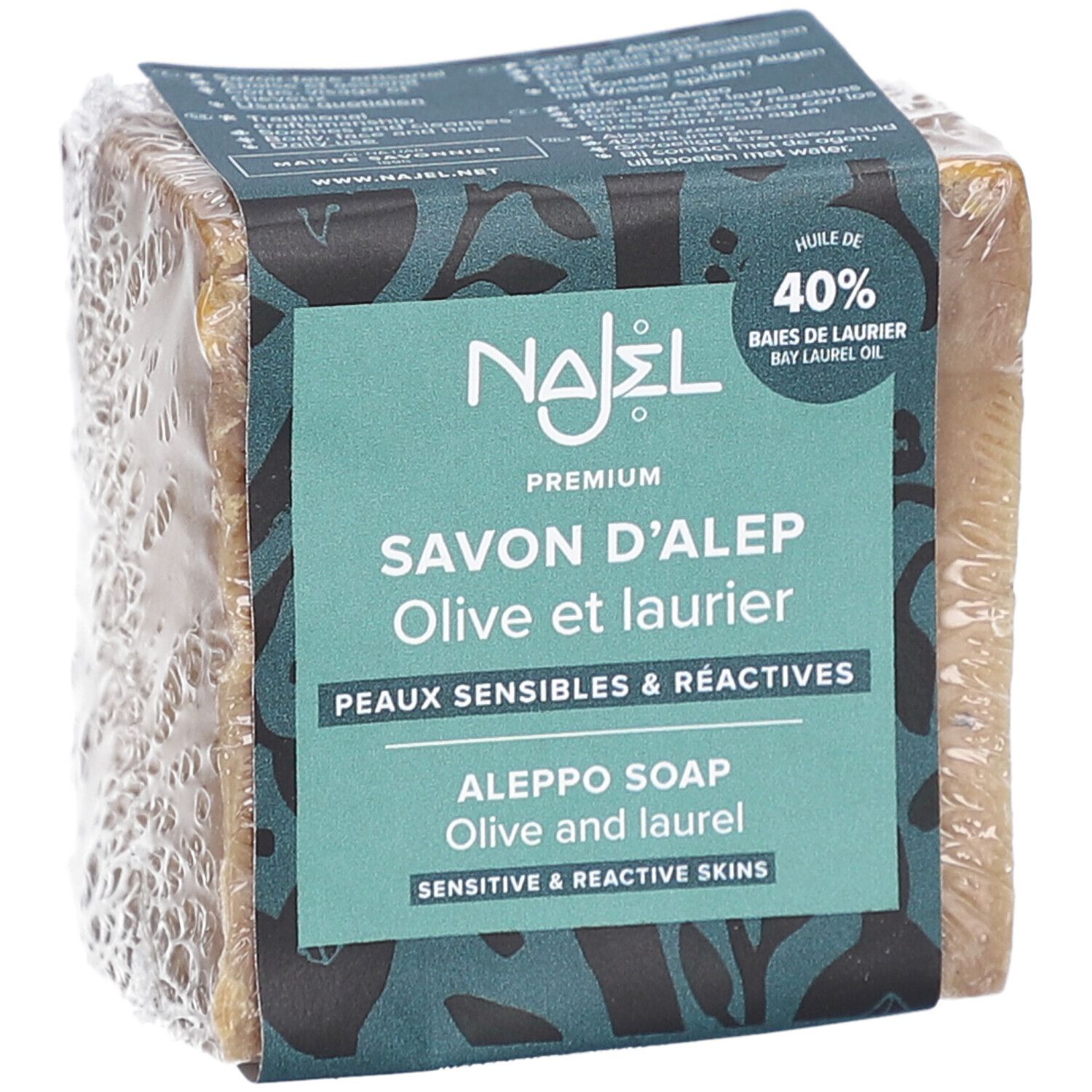 Seifenblock in Folie verpackt. Auf der Verpackung steht "Najel Savon d'Alep Olive et Laurier".