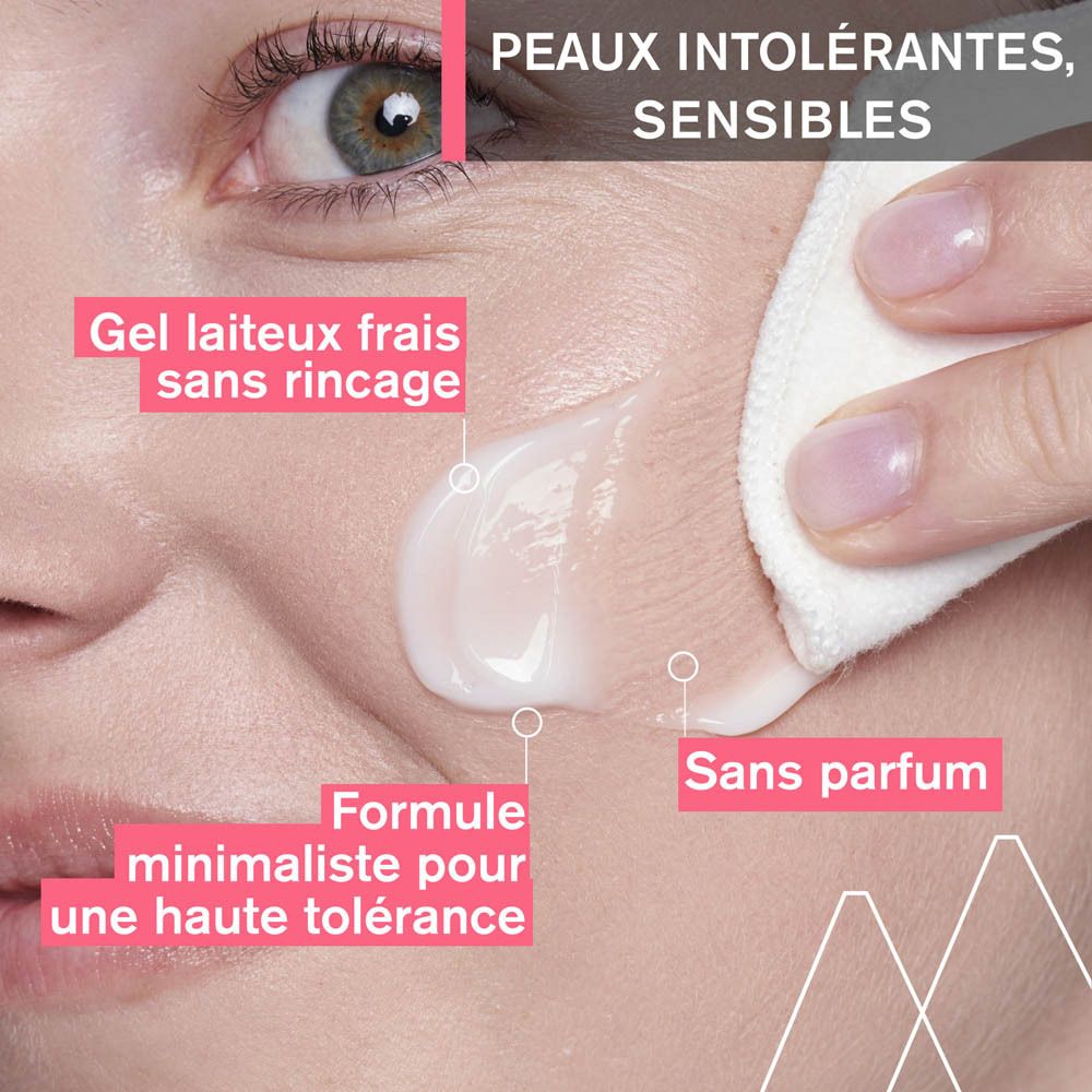 Gros plan d'un visage. Gel appliqué sur la peau et essuyé avec un coton. Texte: Sans parfum.