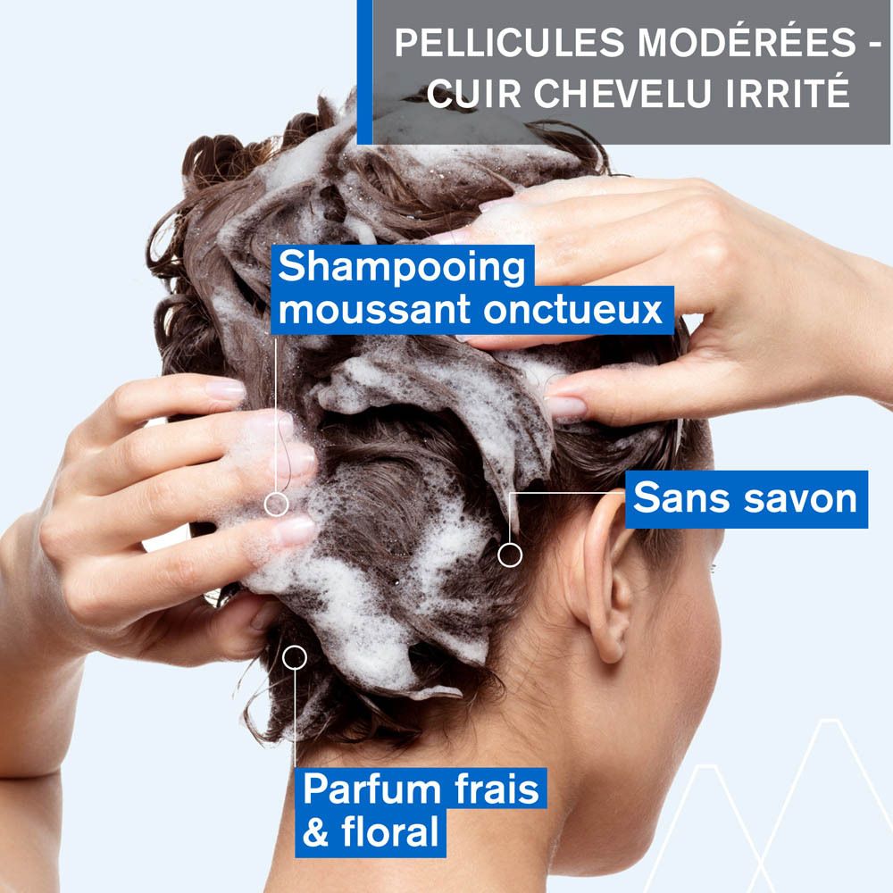 Personne se lave les cheveux avec du shampooing. Texte: Shampooing moussant onctueux, Sans savon.