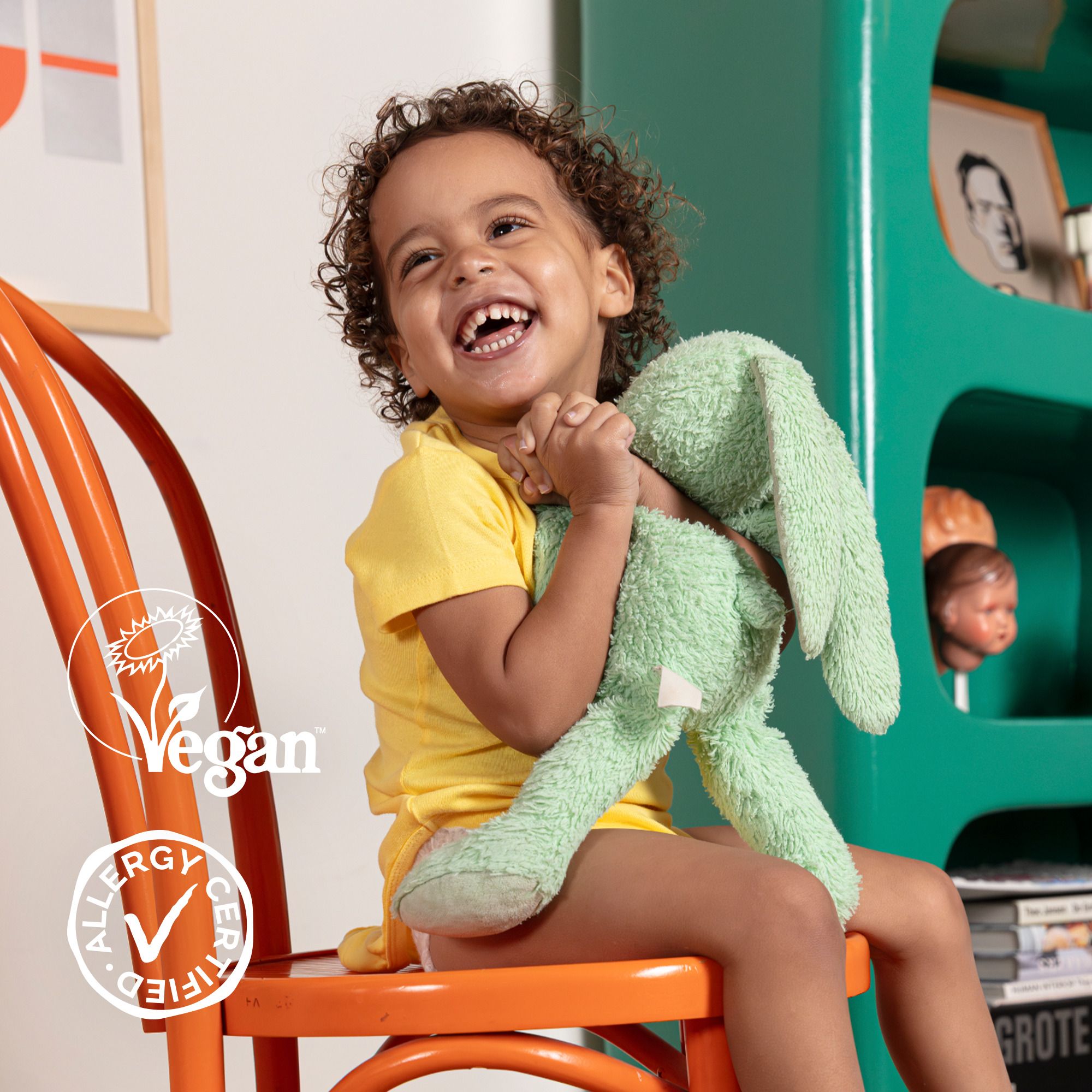 Enfant avec une peluche. Certification Vegan et Allergie.