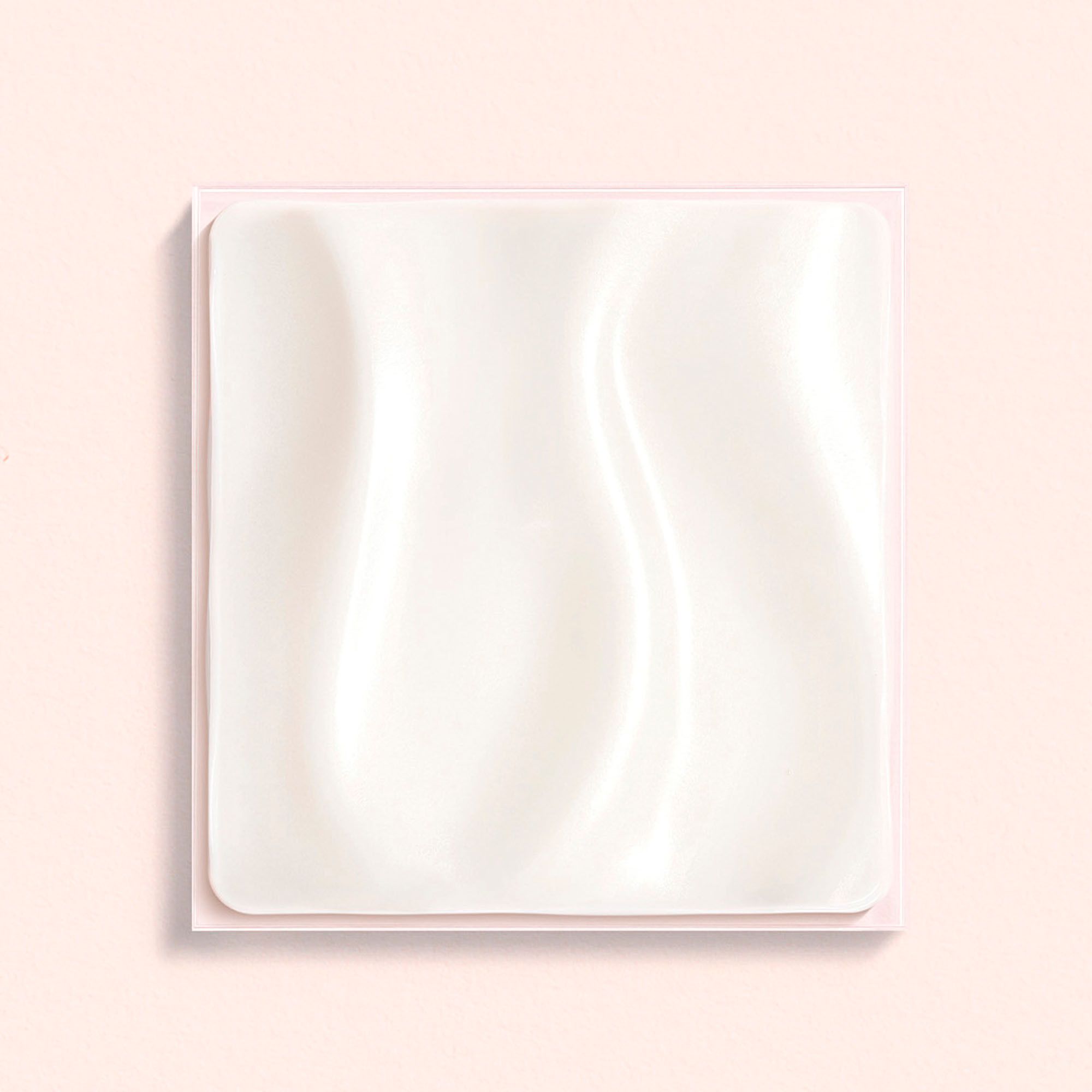 Crème blanche carrée sur fond rose. Coins arrondis.