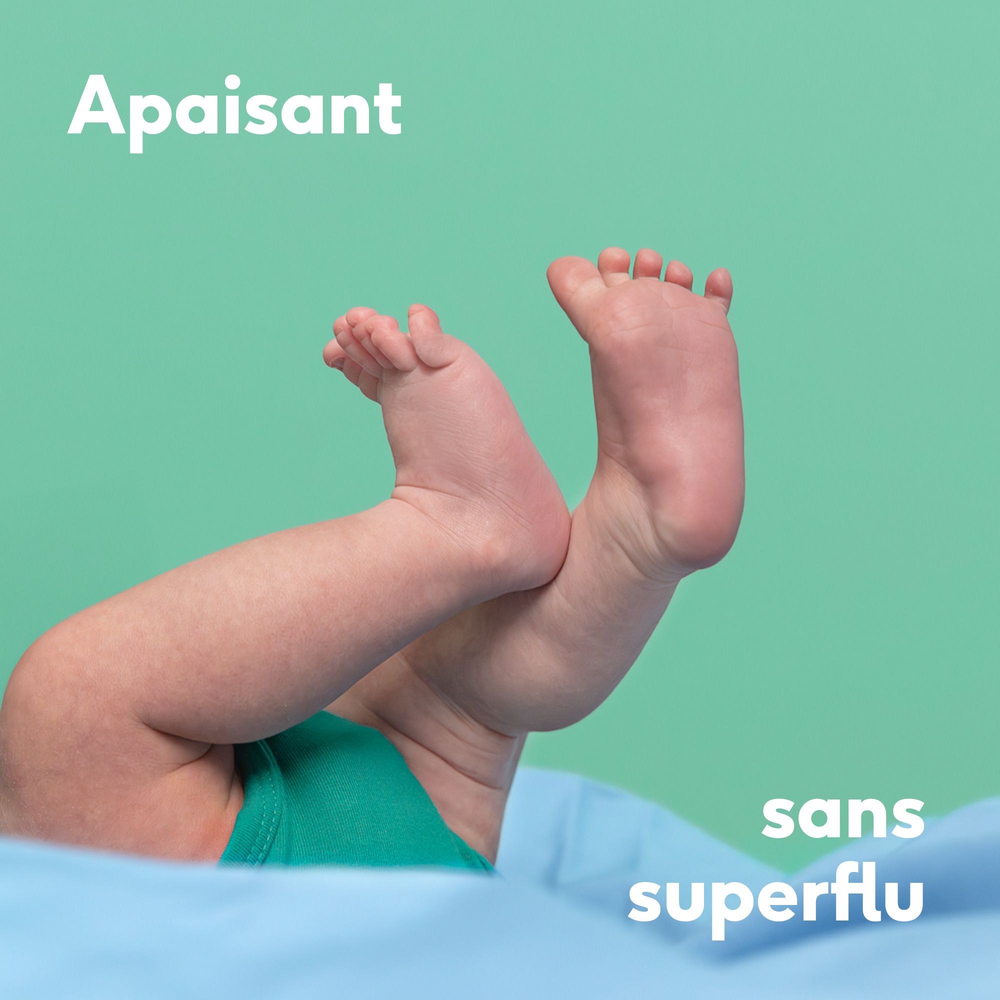 Pieds de bébé en l'air. Texte: Apaisant, sans superflu. Fond: Turquoise.