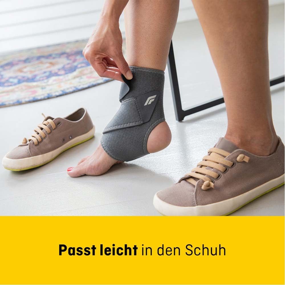 FUTURO™ Comfort Fit Knöchelbandage. Graue Bandage am Fuß. Verpackung mit Produktnamen und 3M Logo.