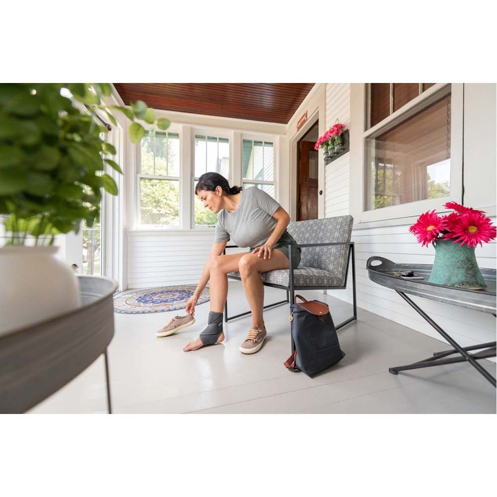 FUTURO™ Comfort Fit Knöchelbandage. Graue Bandage am Fuß. Verpackung mit Produktnamen und 3M Logo.