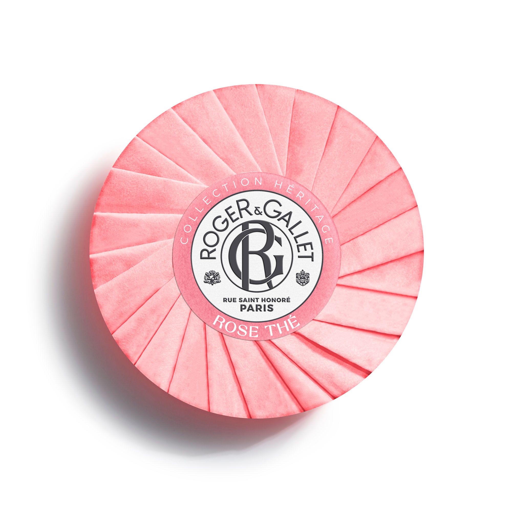 Savon rond rose, marque Roger & Gallet, Rose Thé. Emballé dans du papier. Sur fond blanc.