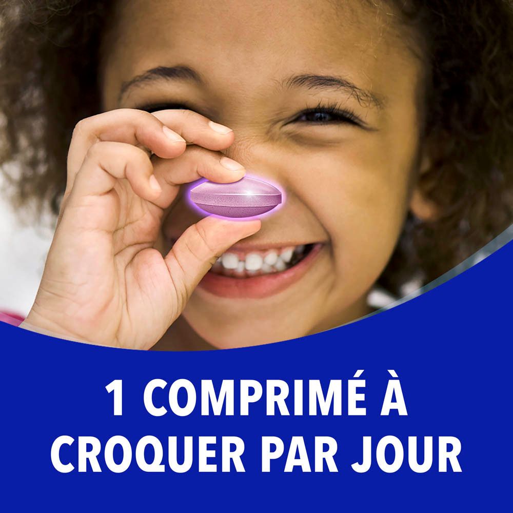 Enfant tenant un comprimé rose. Texte : 1 comprimé à croquer par jour.