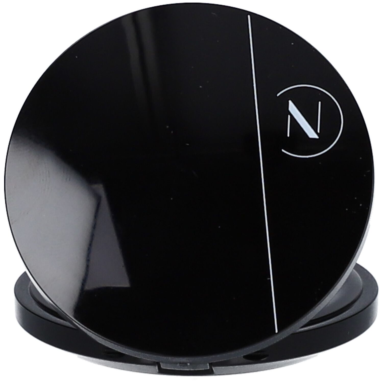 Geschlossenes, rundes Kompakt-Blush. Schwarzes Gehäuse, weißer Schriftzug 'N'.