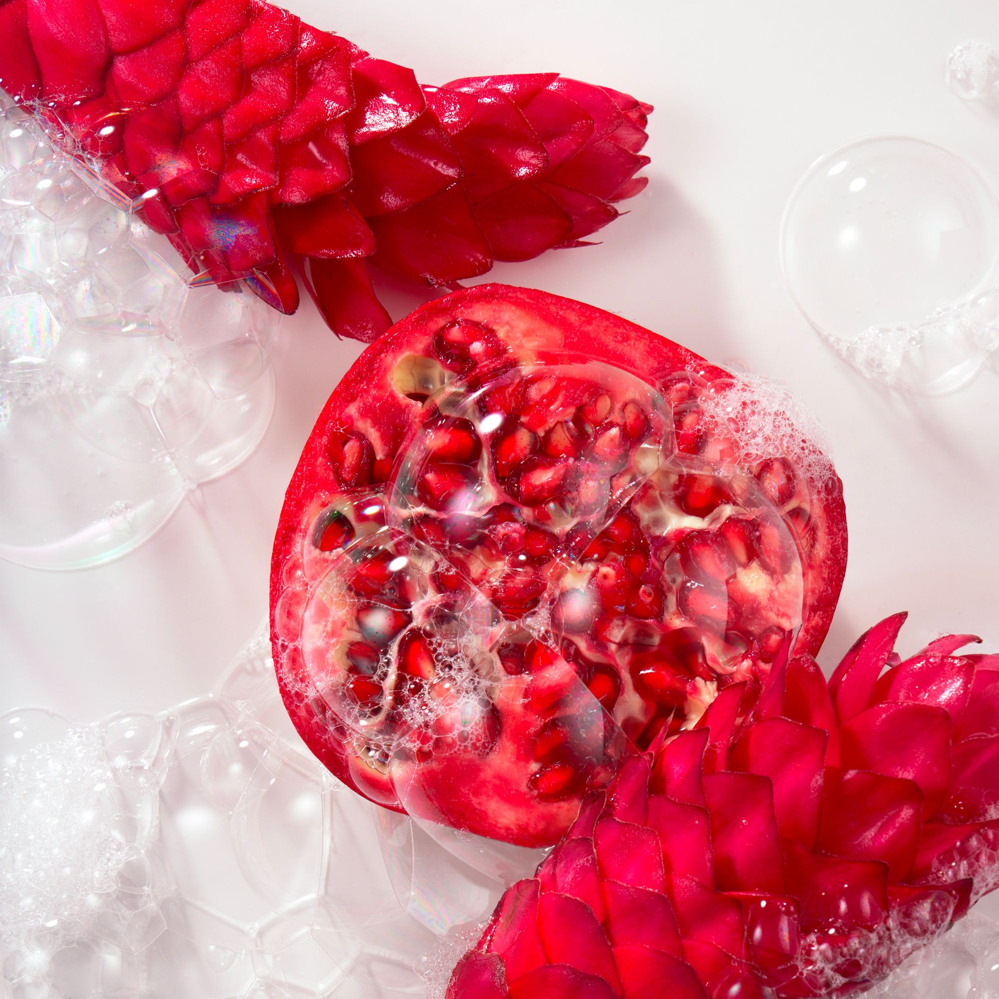 Savon rond avec logo Roger & Gallet. Inscription: Gingembre Rouge.