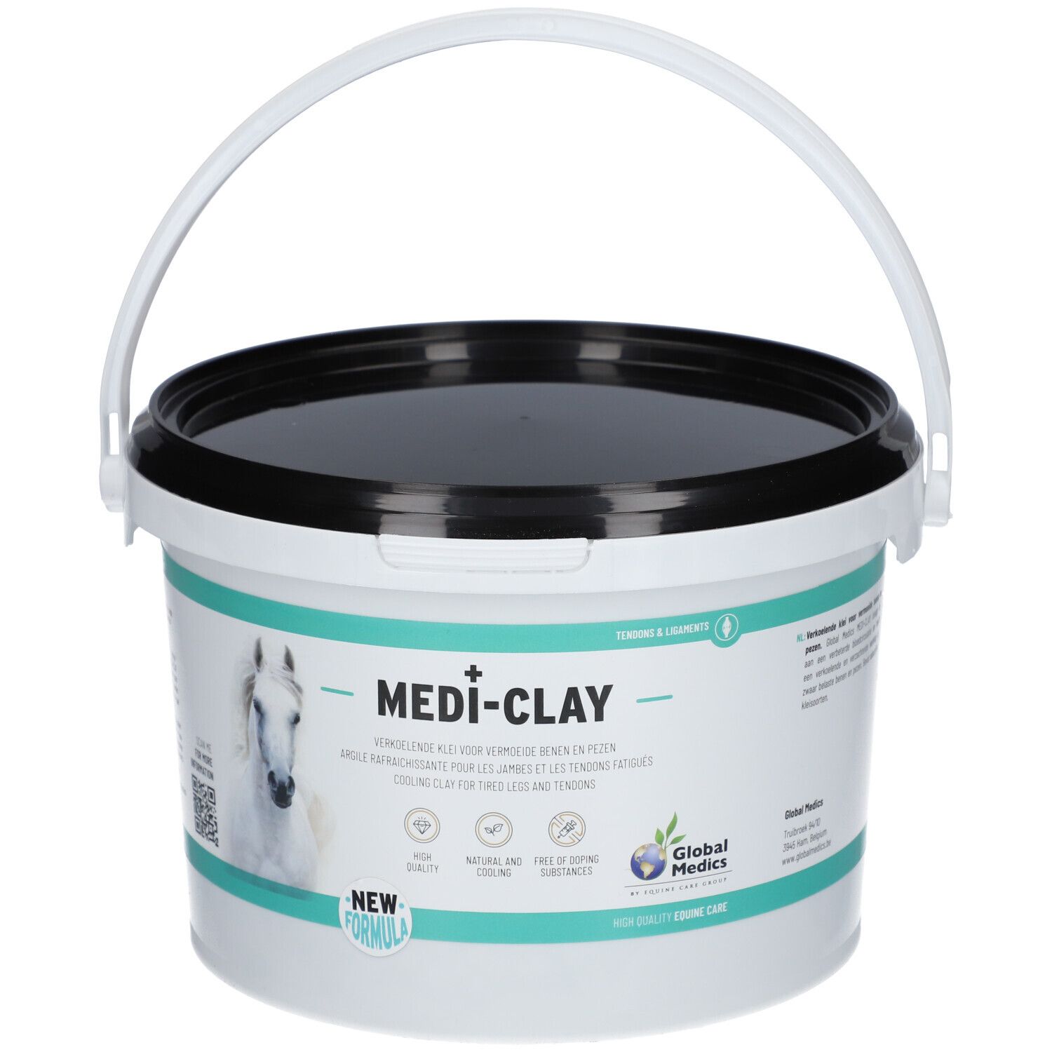 Weiße Eimer mit schwarzem Deckel, Aufschrift 'MEDI-CLAY', Bild eines Pferdes, 'NEW FORMULA'.