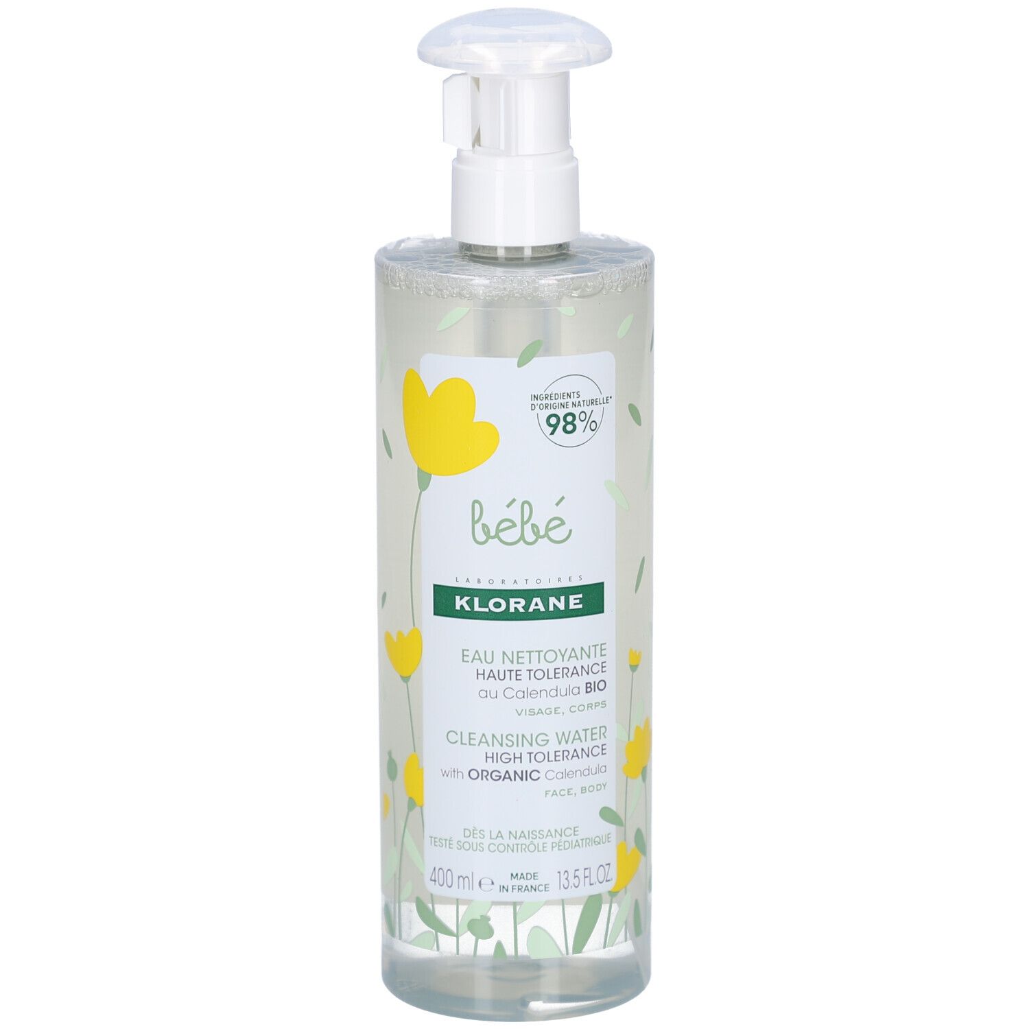 Klare Flasche mit Pumpe. Aufschrift: Klorane Bébé, Eau Nettoyante, Haute Tolérance, Visage et Corps. Gelbe Blumenmuster.