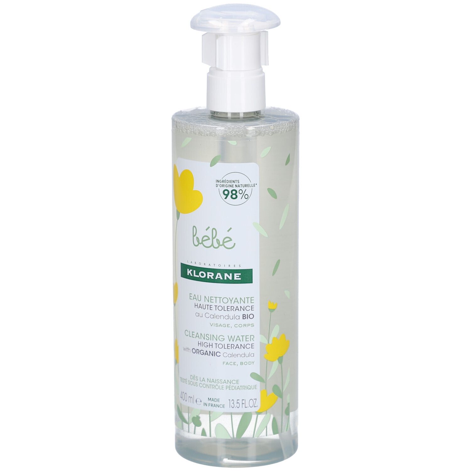 Klare Flasche mit Pumpe. Aufschrift: Klorane Bébé, Eau Nettoyante, Haute Tolérance, Visage et Corps. Gelbe Blumenmuster.
