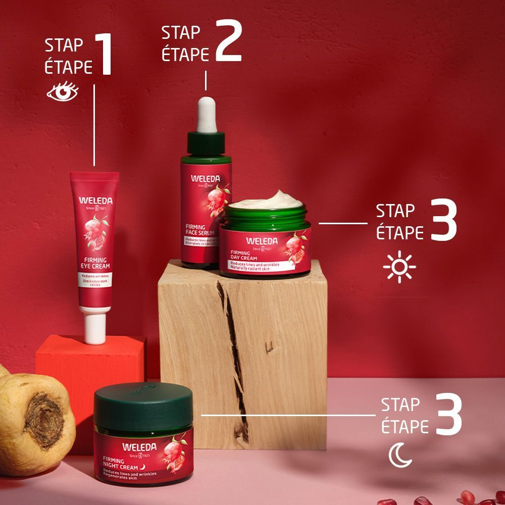 Produkt-Set: Augencreme, Serum, Tages- und Nachtcreme. Auf Holzblock. Text: Weleda, Firming.
