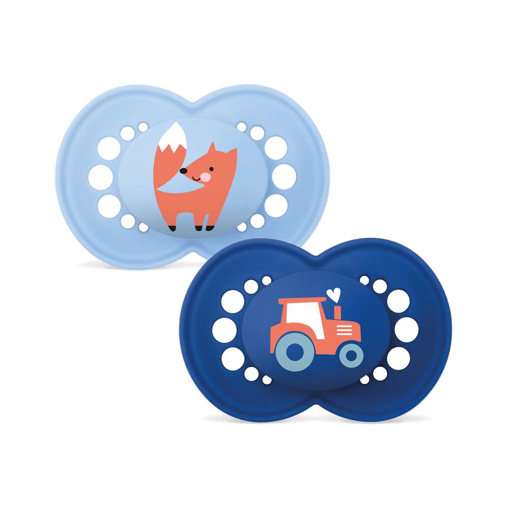 Deux sucettes MAM Original en silicone, 16+ mois. Une sucette bleue avec motif tracteur, une bleu foncé avec motif renard.