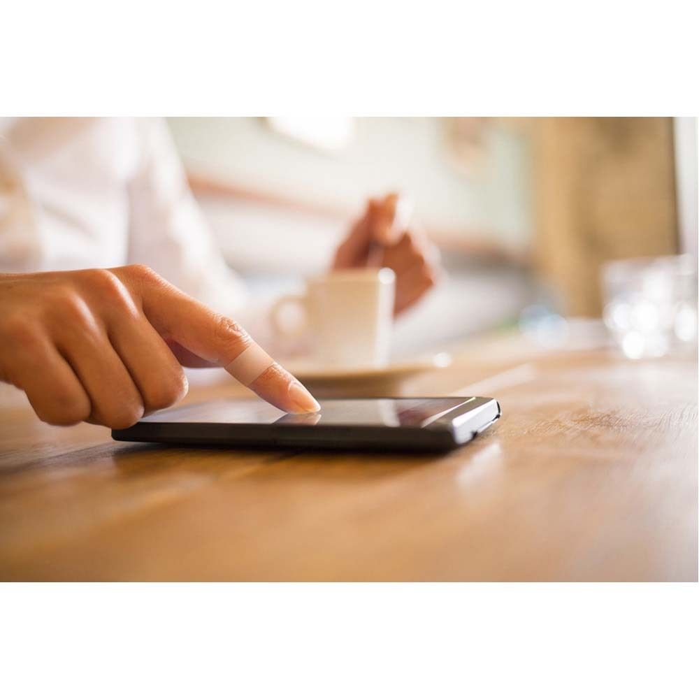 Rolle Nexcare Textilband. Roter Kern, beiges Band. Band wird abgerollt. 3M Logo sichtbar.