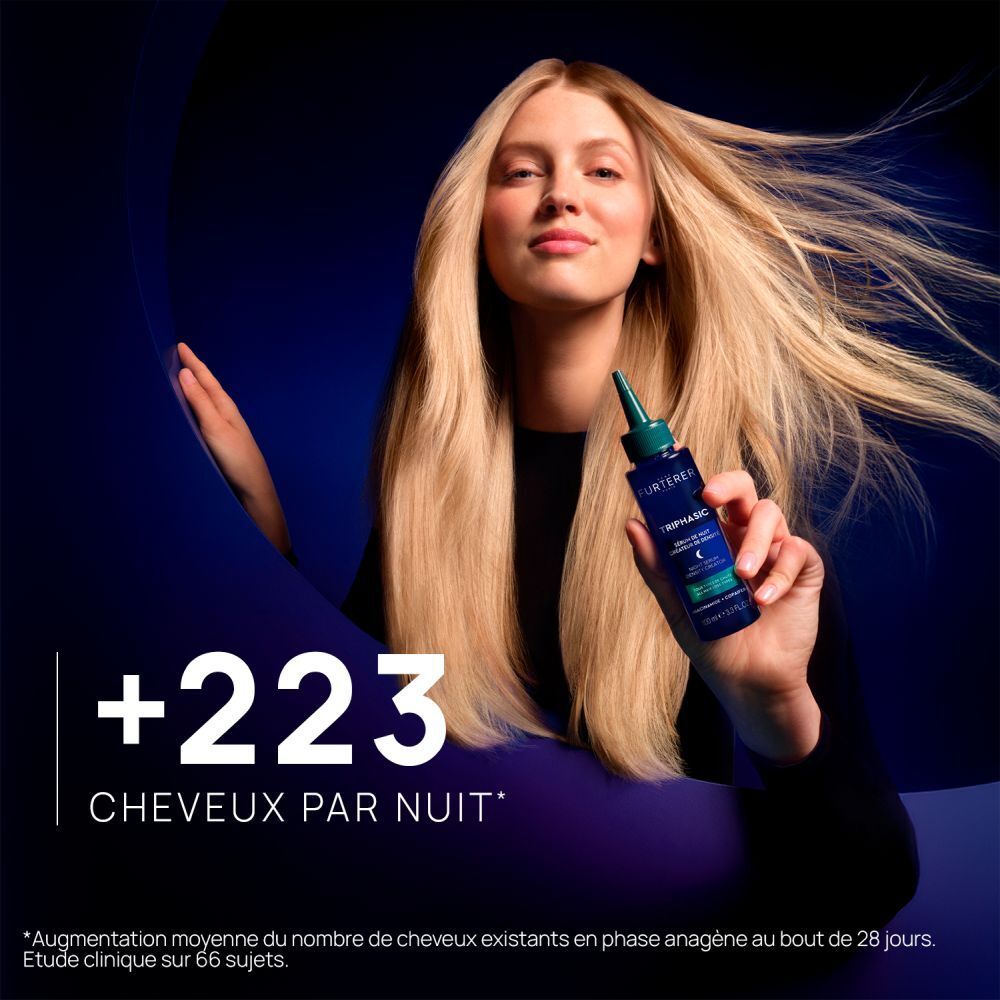 Eine Frau hält eine Flasche mit Haarserum. Die Flasche ist dunkelblau mit einem grünen Applikator.