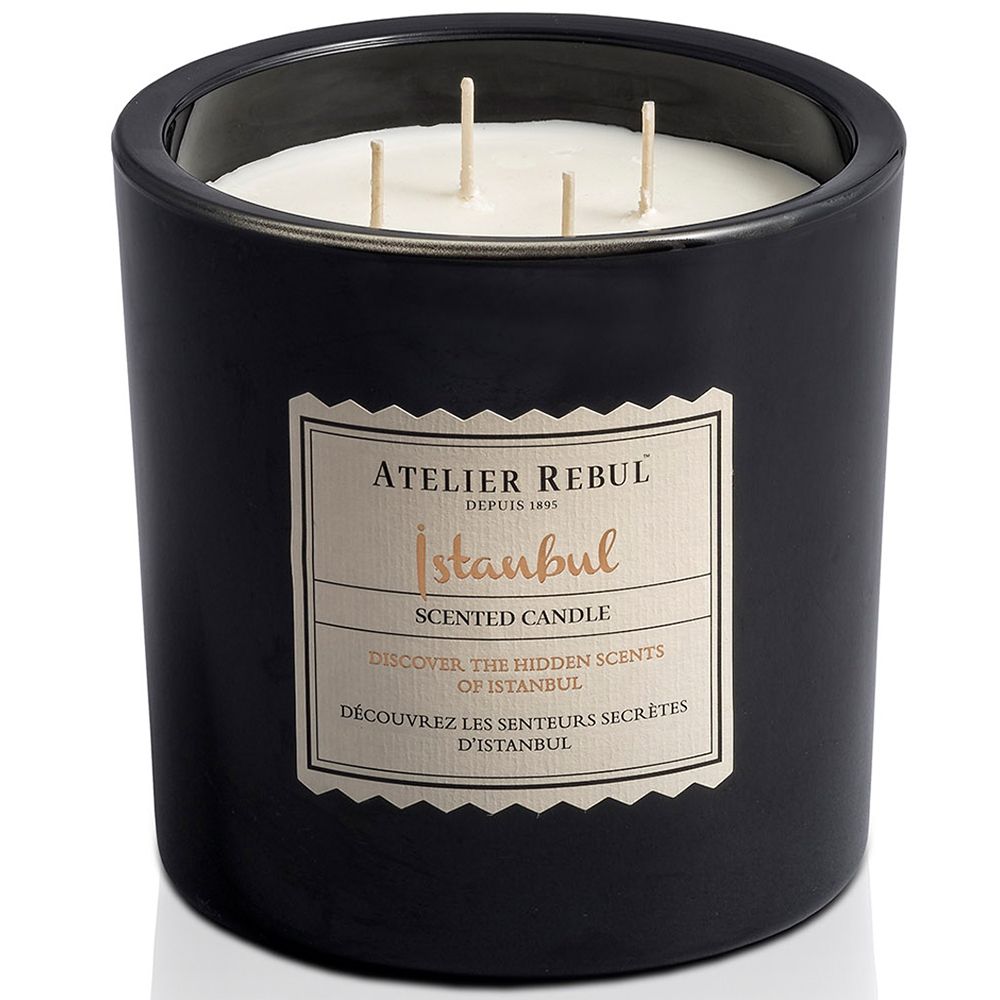 Schwarze Kerze mit vier Dochten. Aufkleber mit Text: Atelier Rebul Istanbul Scented Candle.