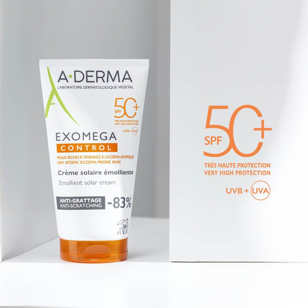 A-Derma Exomega Control Sonnencreme mit LSF 50+ auf einem Regal, neben einer Verpackung.