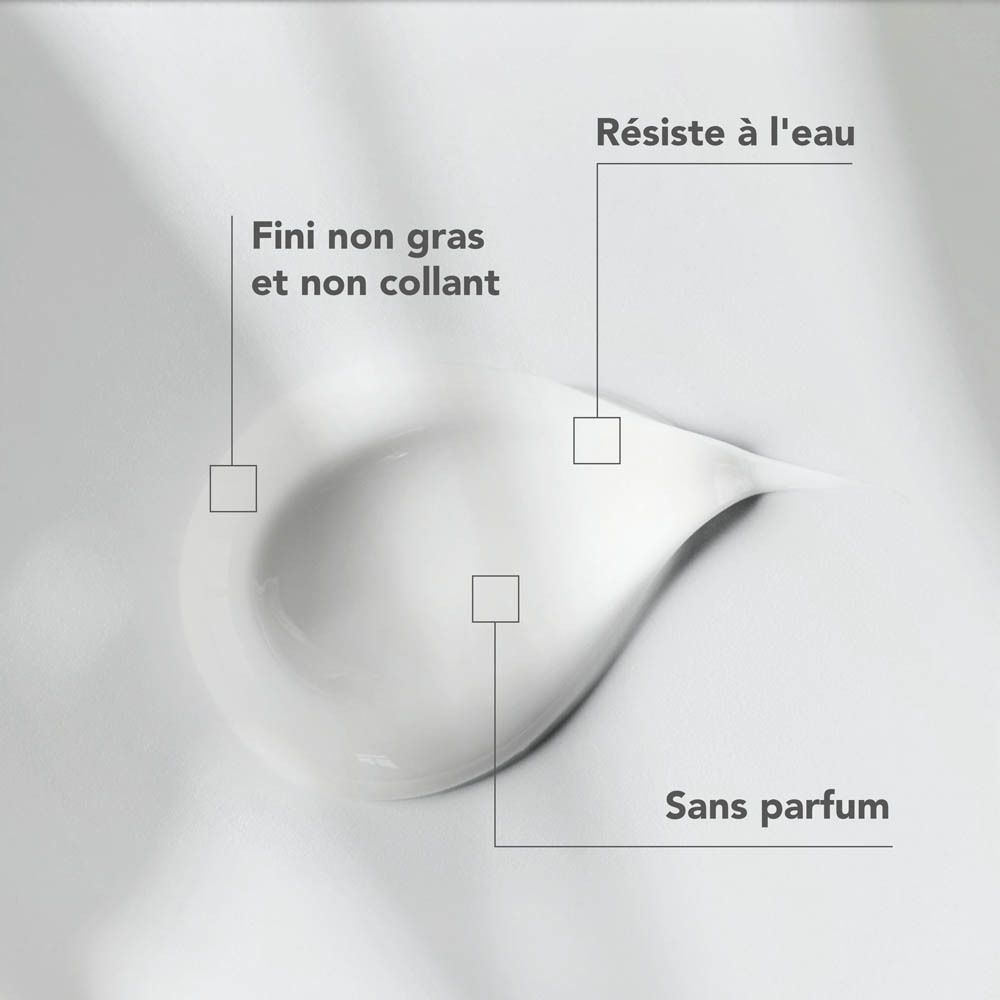 Creme-Textur mit Markierungen für 'nicht fettend', 'nicht klebrig', 'wasserresistent' und 'parfümfrei'.