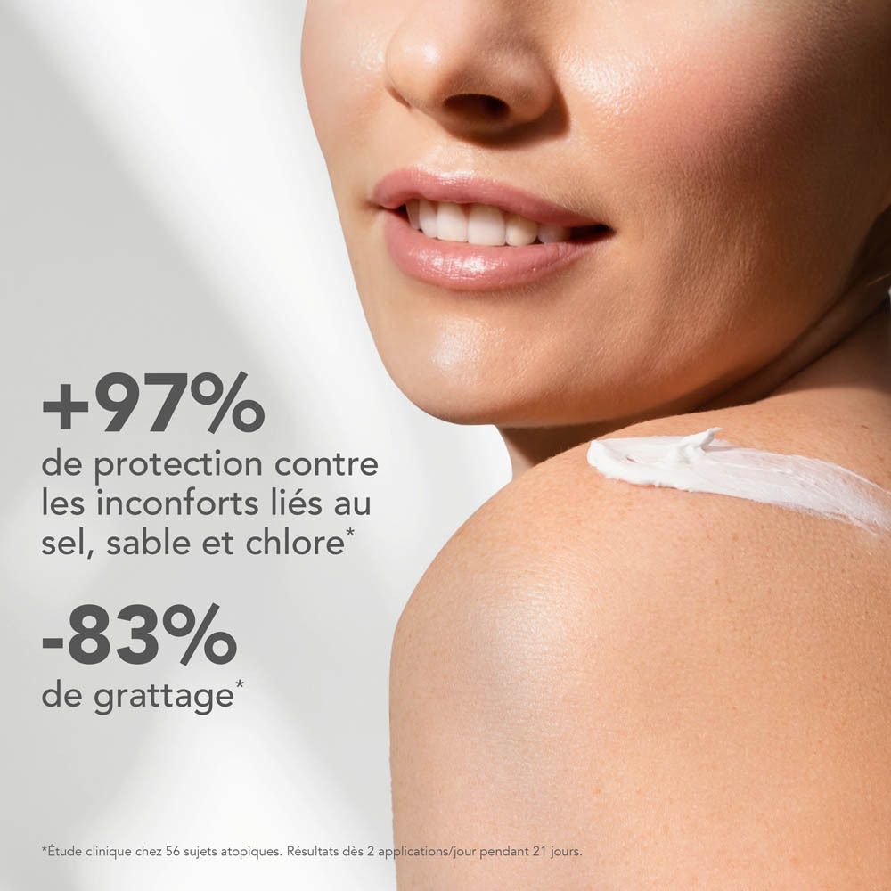 Nahaufnahme der Schulter einer Frau mit Sonnencreme SPF50+. Text: +97% Schutz vor Beschwerden durch Salz, Sand und Chlor.