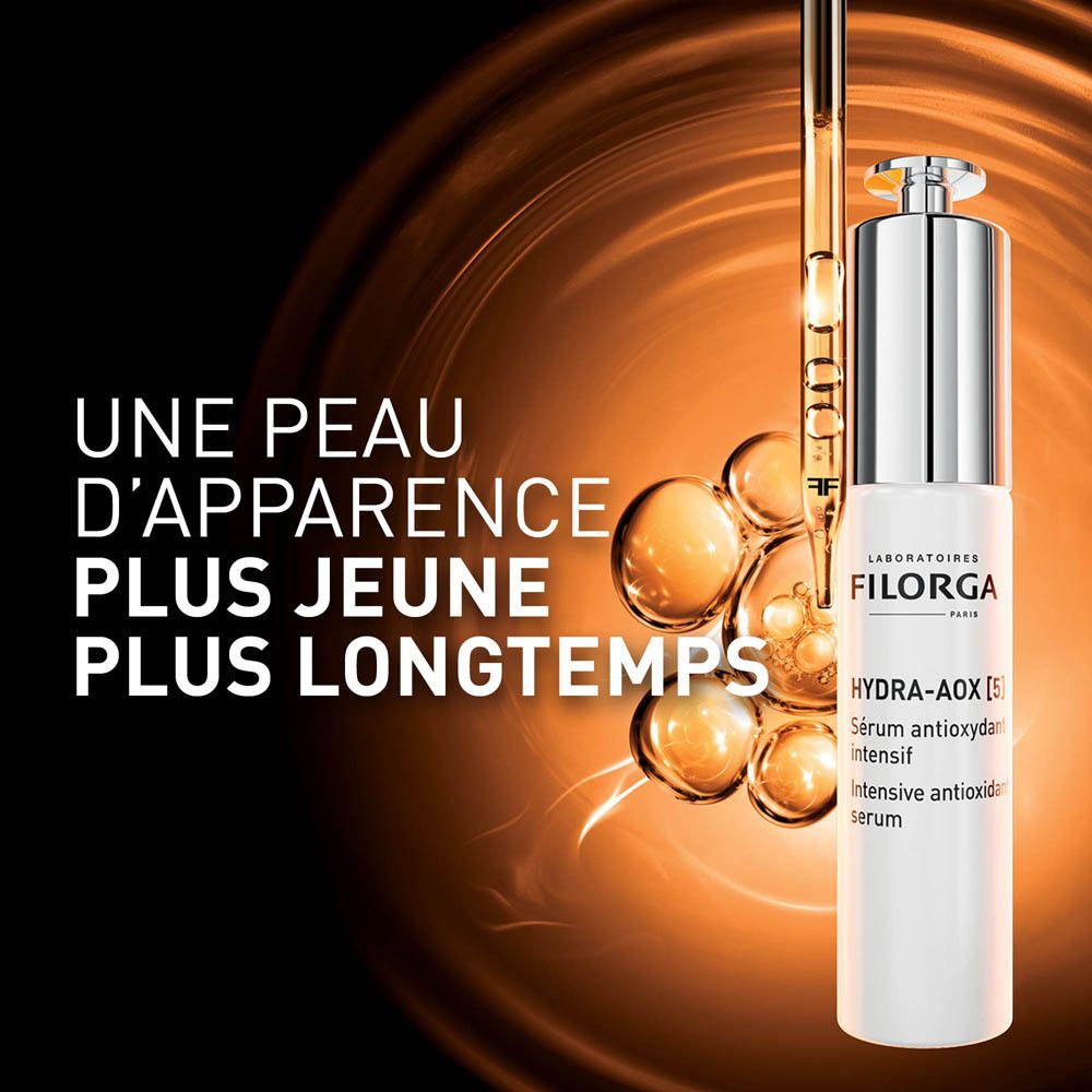 Flacon de sérum avec pipette. Fond : liquide doré et noms des produits.