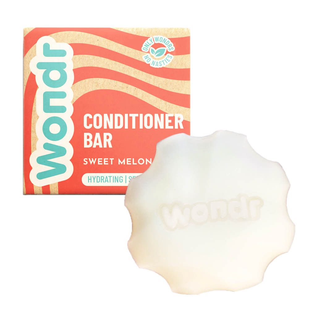 Wondr Conditioner Bar 'Sweet Melon' in einer schillernden, blütenförmigen Form, neben der passenden orange-weißen Verpackung.