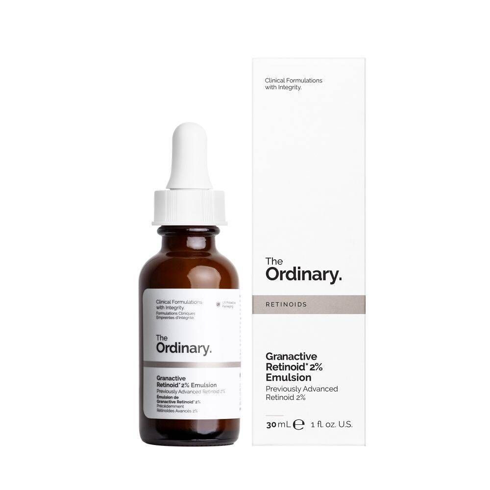 Flacon en verre brun avec pipette et boîte blanche. Inscription : The Ordinary Granactive Retinoid 2% Emulsion. Informations sur le produit.
