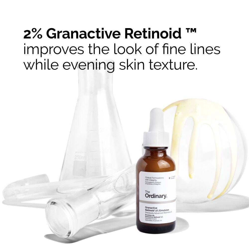 Flacon brun avec pipette. Texte : 2% Granactive Retinoid améliore l'apparence des ridules. Verrerie de laboratoire en arrière-plan.